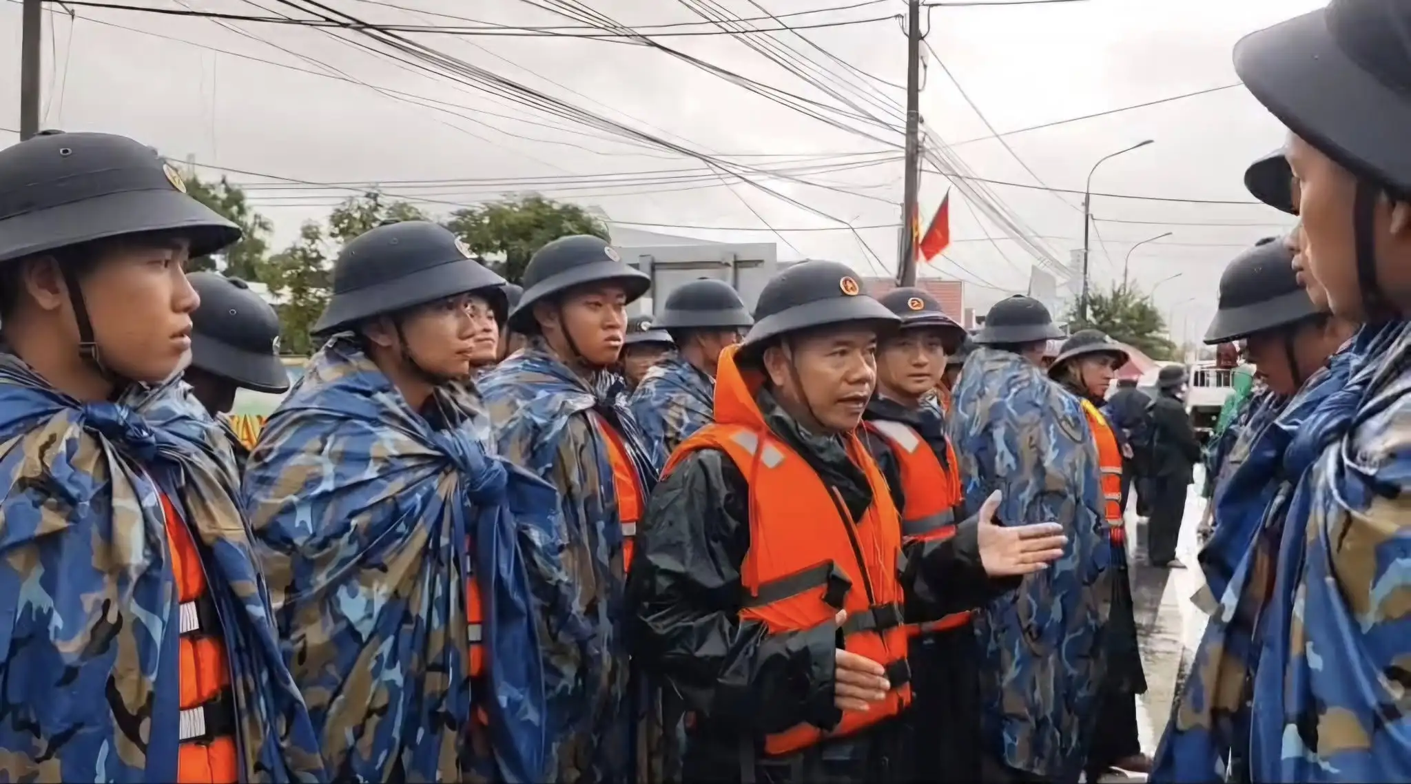 Trung tâm Huấn luyện Vùng 4 hỗ trợ, giúp đỡ nhân dân khu vực lũ lụt