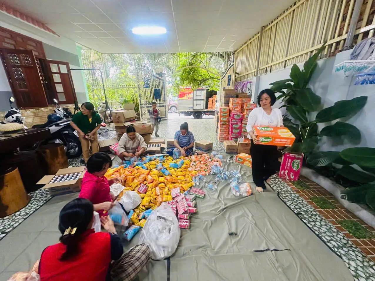 Vùng 4 Hải quân, Lữ đoàn 957 và nhân dân Cam Ranh chung tay tiếp sức đồng bào vùng lũ Khánh Hòa