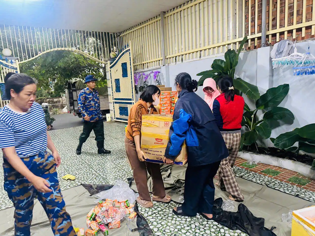 Vùng 4 Hải quân, Lữ đoàn 957 và nhân dân Cam Ranh chung tay tiếp sức đồng bào vùng lũ Khánh Hòa