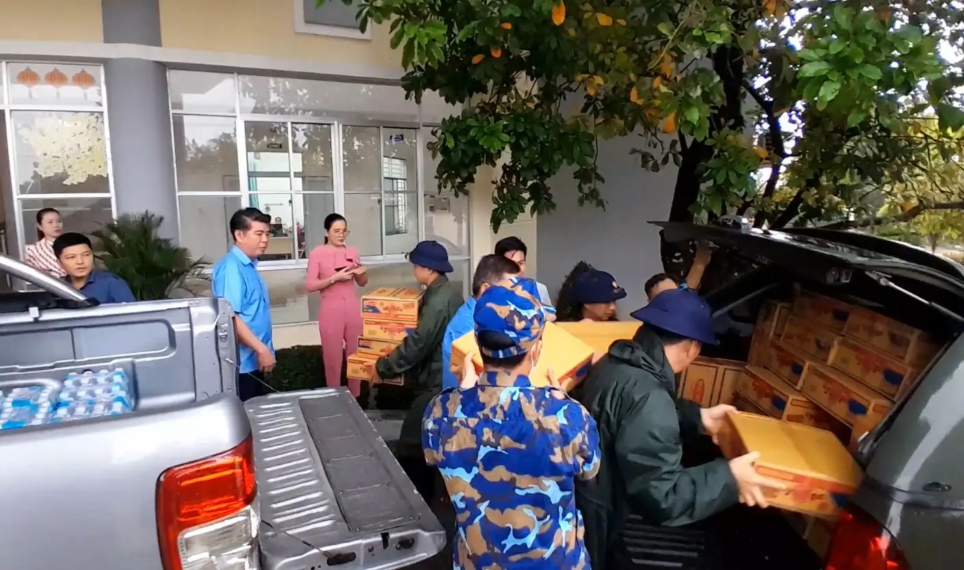 Đoàn Công tác Vùng 4 Hải quân Tiếp tục Thăm và Hỗ trợ Nhân dân Vùng Mưa Lũ Khánh Hòa