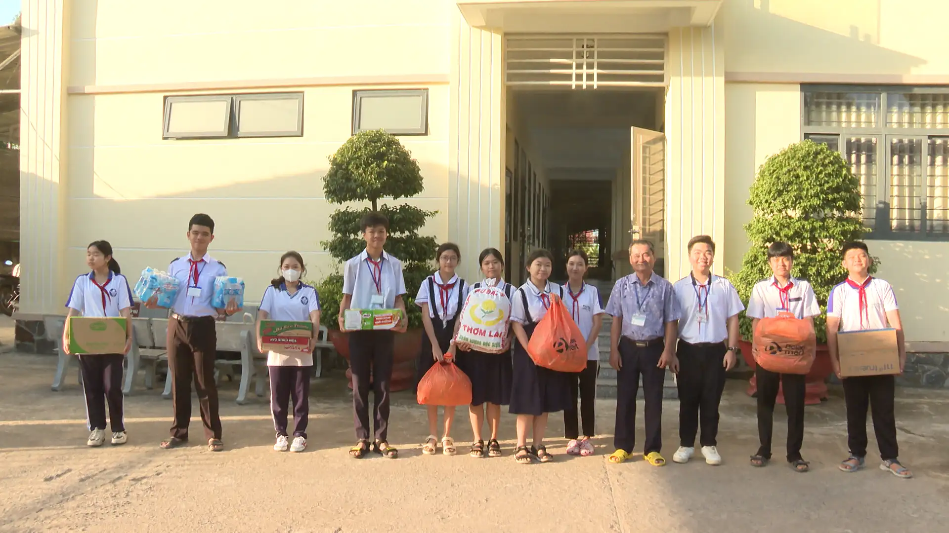 Trường TH&THCS Lương Thế Vinh, phường Chơn Thành: lan tỏa ủng hộ đồng bào các tỉnh, thành phố bị thiệt hại do mưa lũ