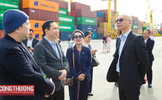 Đoàn đại biểu dự Diễn đàn Logistics Việt Nam 2025 khảo sát thực tế tại cảng Tiên Sa, thành phố Đà Nẵng