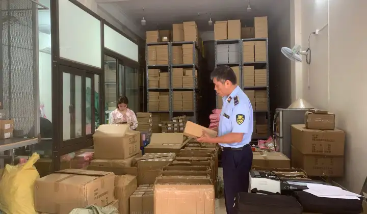 Hà Nội siết chặt kiểm soát thị trường, ngăn chặn buôn lậu và hàng giả dịp cuối năm