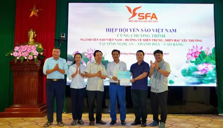 Đoàn thiện nguyện Hiệp hội Yến sào Việt Nam tiếp tục hành trình trao quà tại Nghệ An và Thanh Hóa