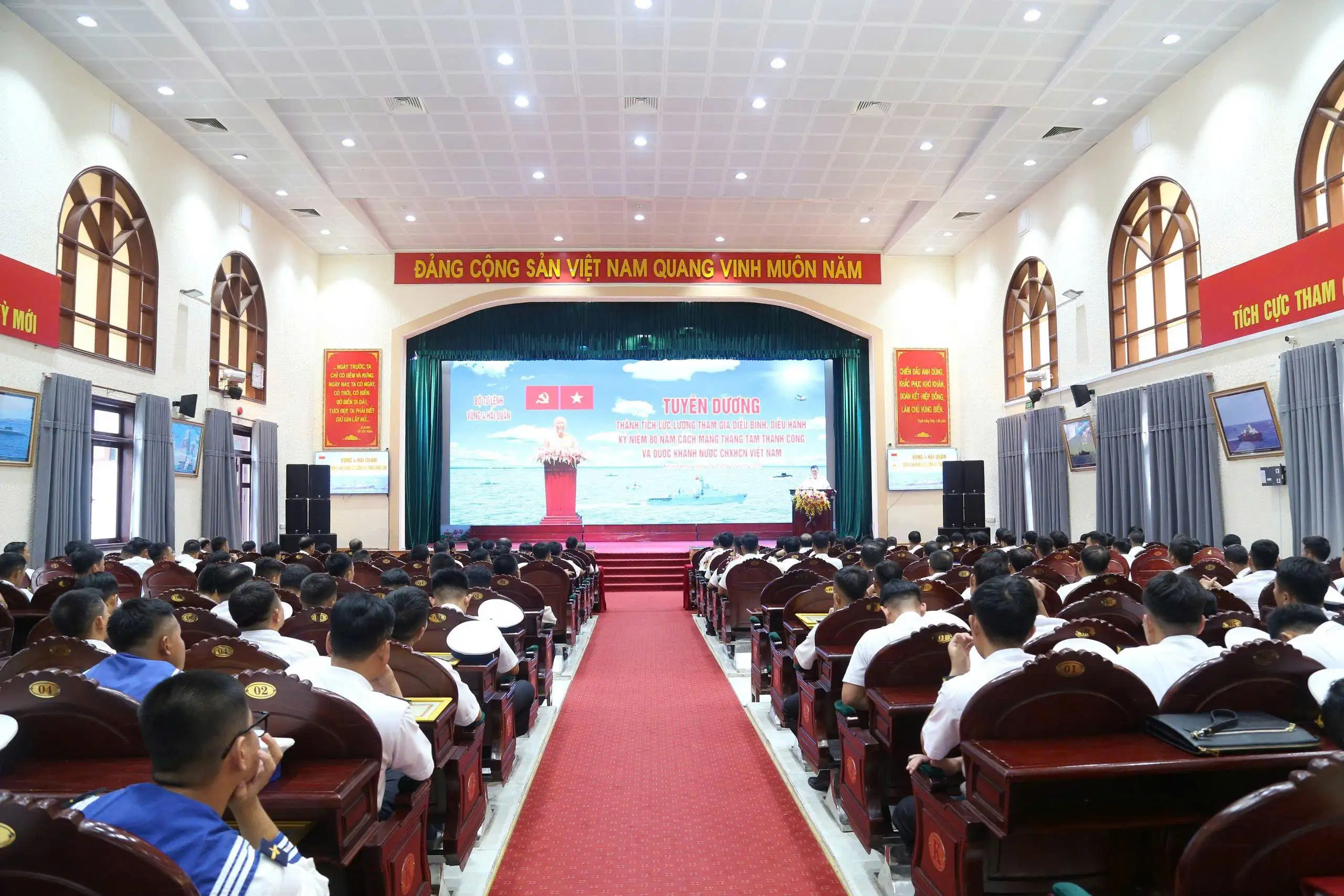 Vùng 4 Hải quân tổ chức buổi tuyên dương thành tích lực lượng tham gia diễu binh, diễu hành kỷ niệm 80 năm Quốc khánh