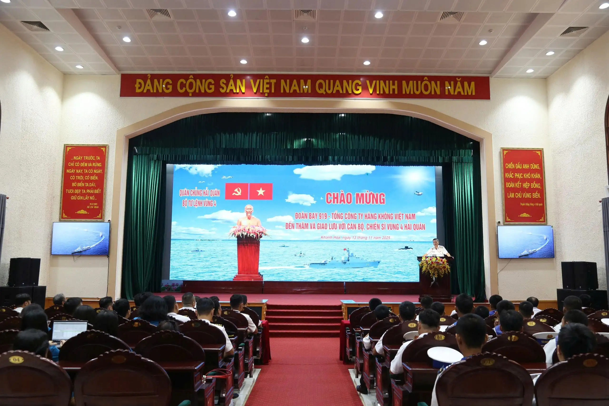 Vùng 4 Hải quân tiếp đón Đoàn Bay 919 – VietNam Airlines