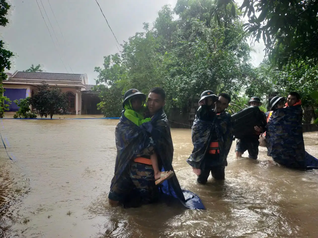 Đoàn Công tác Vùng 4 Hải quân Tiếp tục Thăm và Hỗ trợ Nhân dân Vùng Mưa Lũ Khánh Hòa