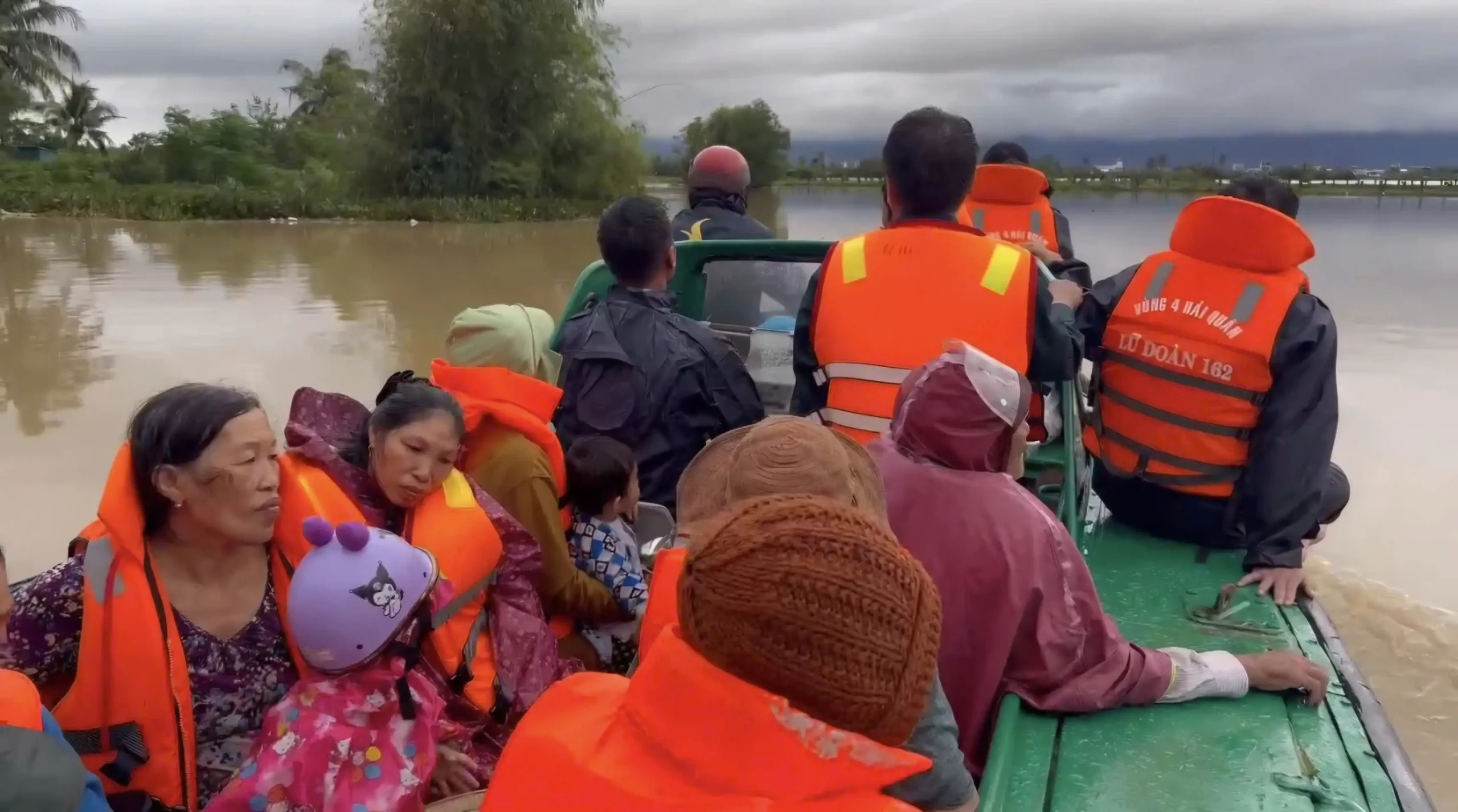 Đoàn Công tác Vùng 4 Hải quân Tiếp tục Thăm và Hỗ trợ Nhân dân Vùng Mưa Lũ Khánh Hòa