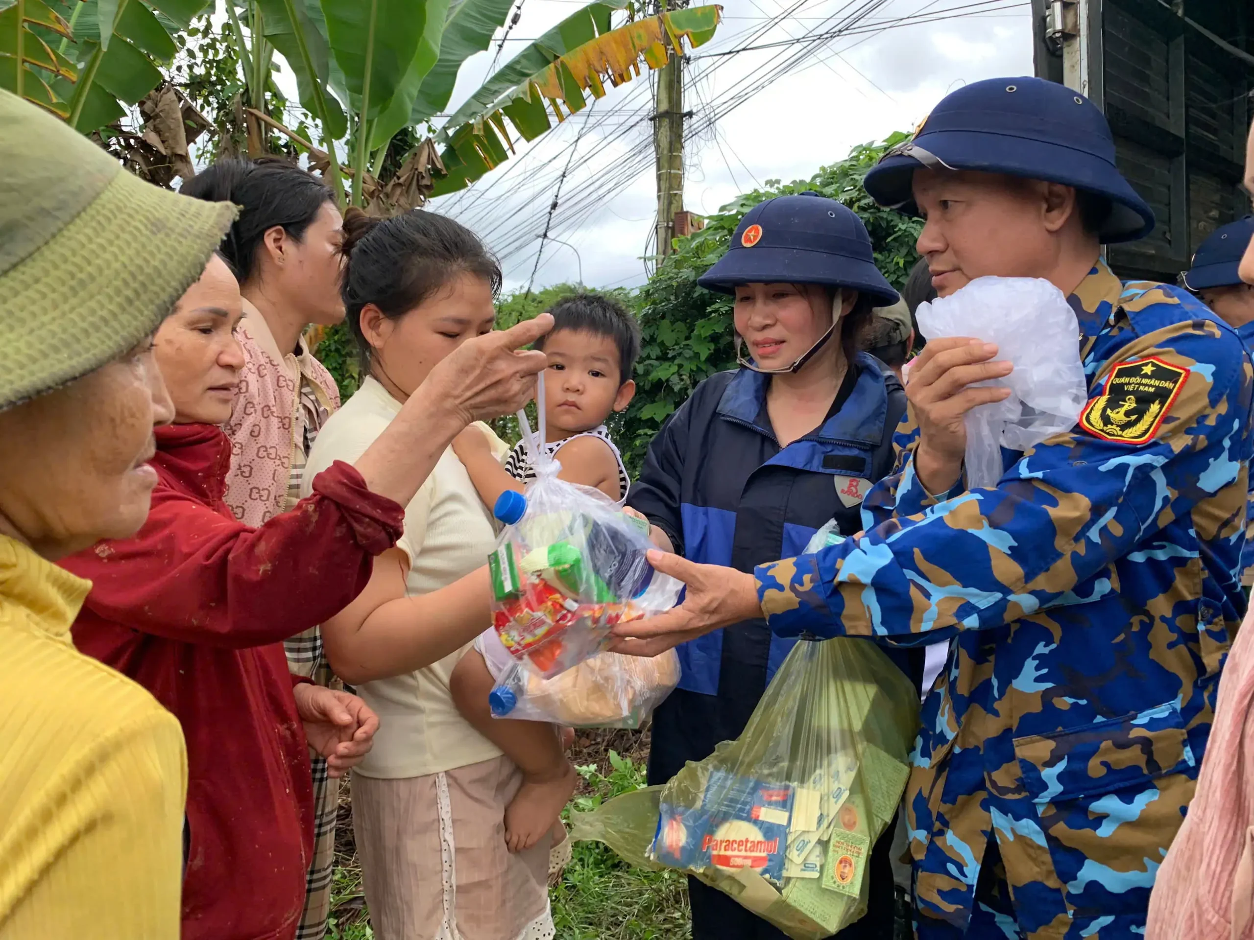 Gần 1 nghìn cán bộ, chiến sĩ Vùng 4 Hải quân tiếp tục giúp đỡ nhân dân khắc phục hậu quả mưa lụt lịch sử