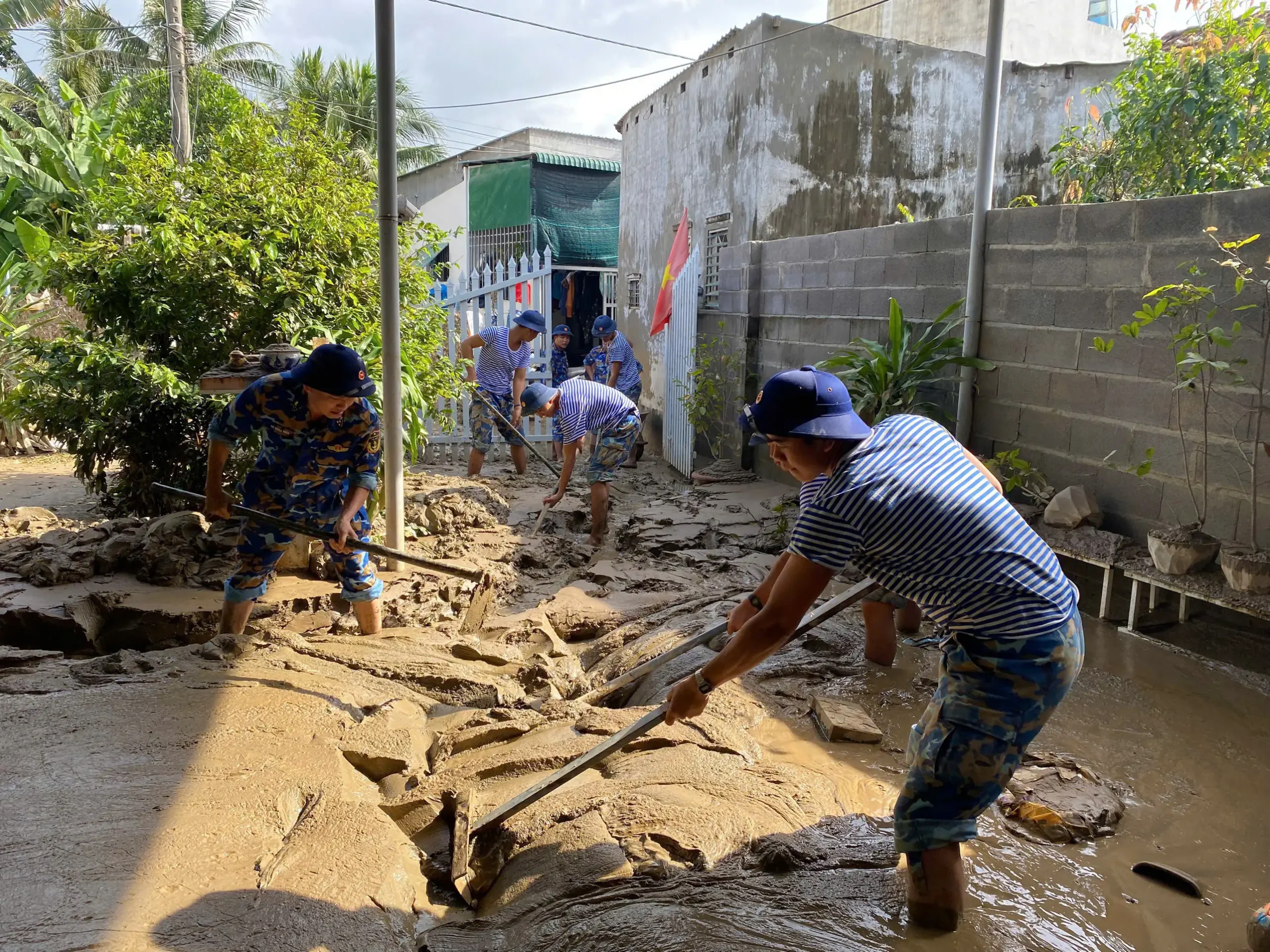 Gần 1 nghìn cán bộ, chiến sĩ Vùng 4 Hải quân tiếp tục giúp đỡ nhân dân khắc phục hậu quả mưa lụt lịch sử