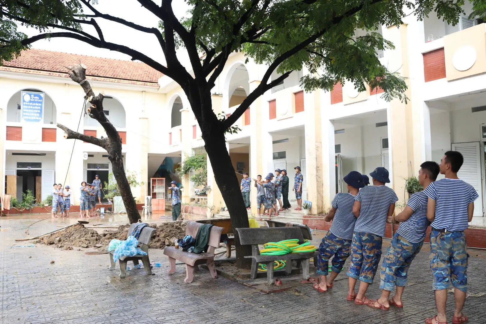 Gần 1 nghìn cán bộ, chiến sĩ Vùng 4 Hải quân tiếp tục giúp đỡ nhân dân khắc phục hậu quả mưa lụt lịch sử