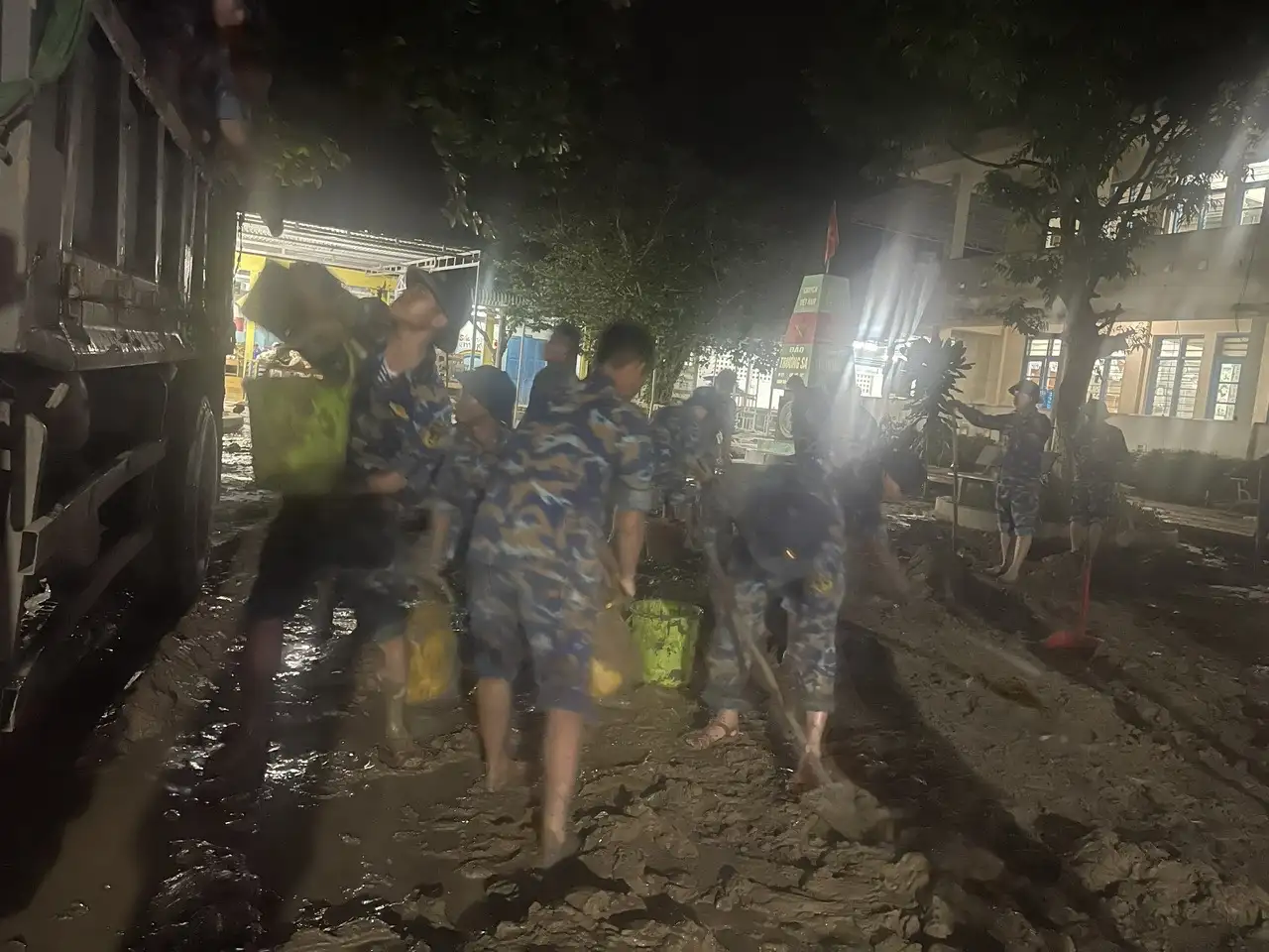 Lữ đoàn 957 xuyên đêm hỗ trợ khắc phục hậu quả lũ lụt, đưa quà đến tận tay bà con vùng sâu trước bão số 15