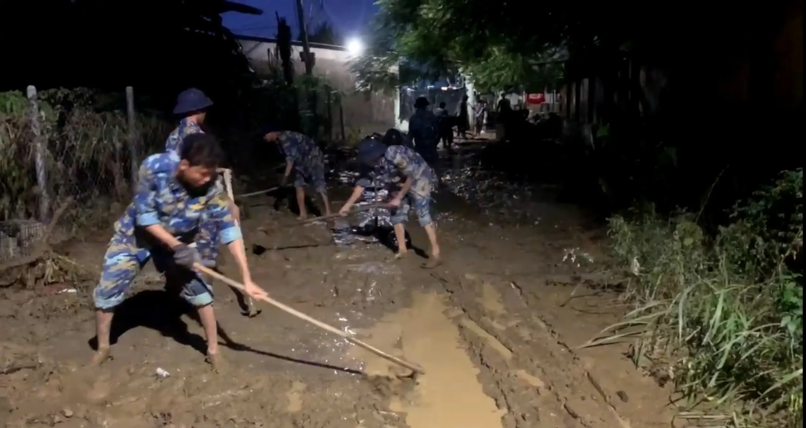 Lữ đoàn 957 xuyên đêm hỗ trợ khắc phục hậu quả lũ lụt, đưa quà đến tận tay bà con vùng sâu trước bão số 15