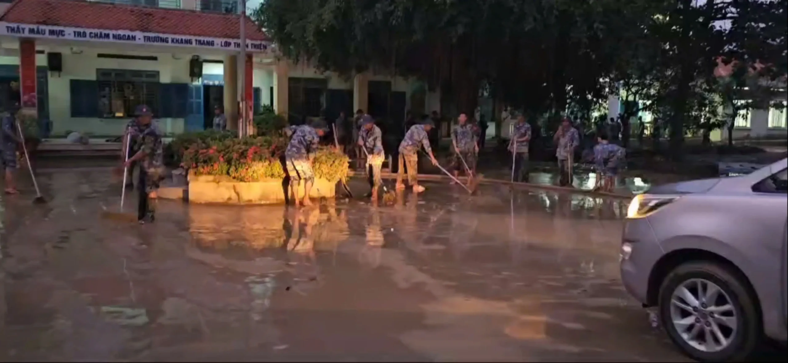 Lữ đoàn 957 xuyên đêm hỗ trợ khắc phục hậu quả lũ lụt, đưa quà đến tận tay bà con vùng sâu trước bão số 15