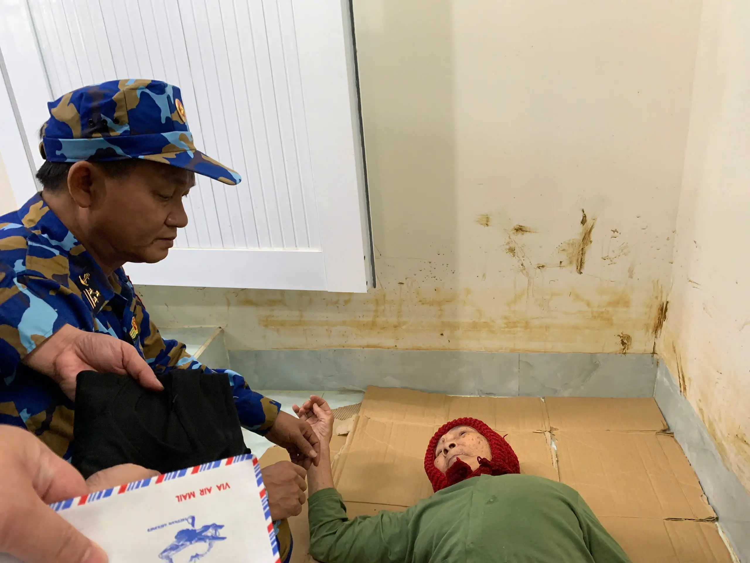 Lữ đoàn 957 xuyên đêm hỗ trợ khắc phục hậu quả lũ lụt, đưa quà đến tận tay bà con vùng sâu trước bão số 15