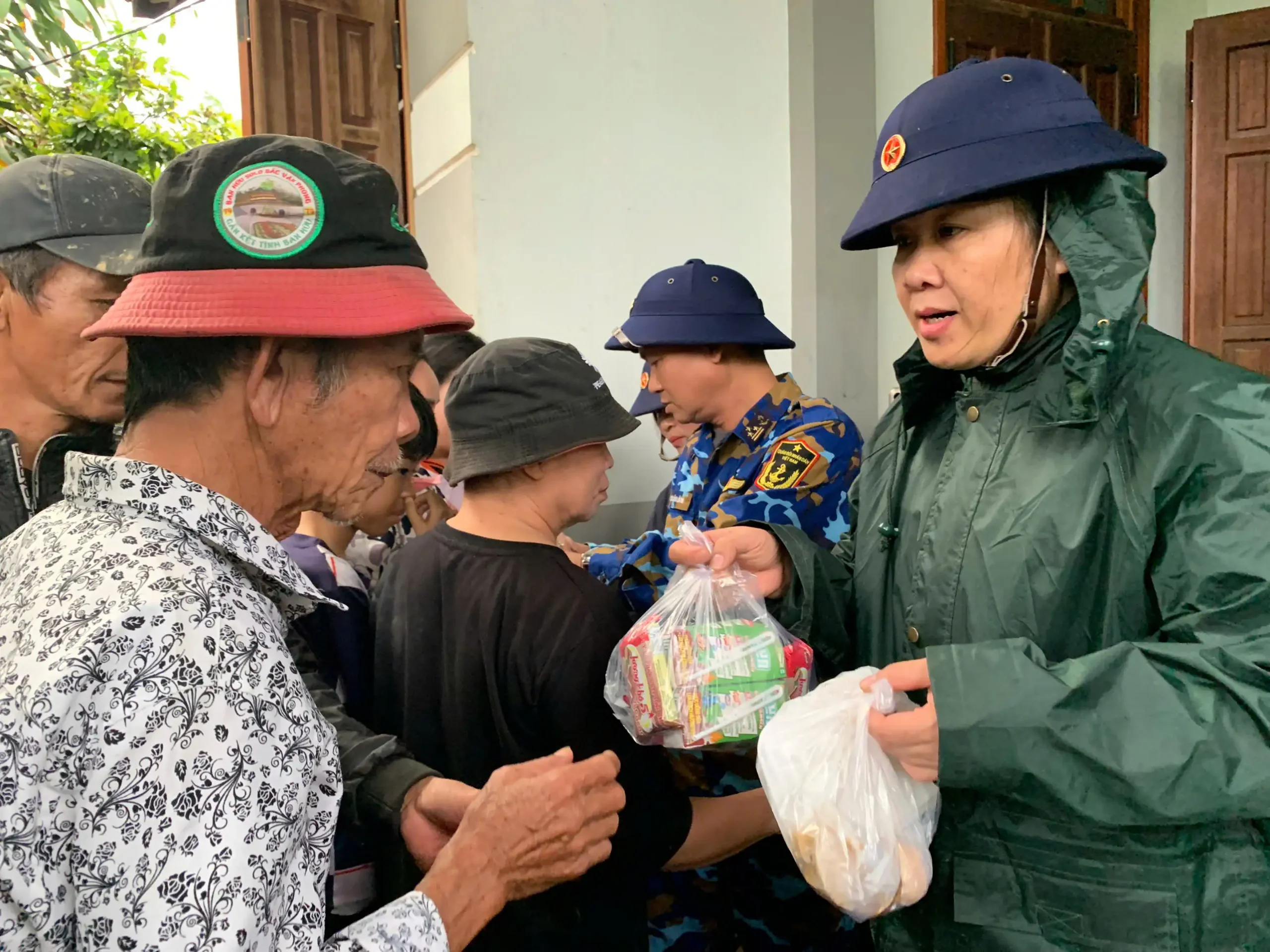 Lữ đoàn 957 xuyên đêm hỗ trợ khắc phục hậu quả lũ lụt, đưa quà đến tận tay bà con vùng sâu trước bão số 15