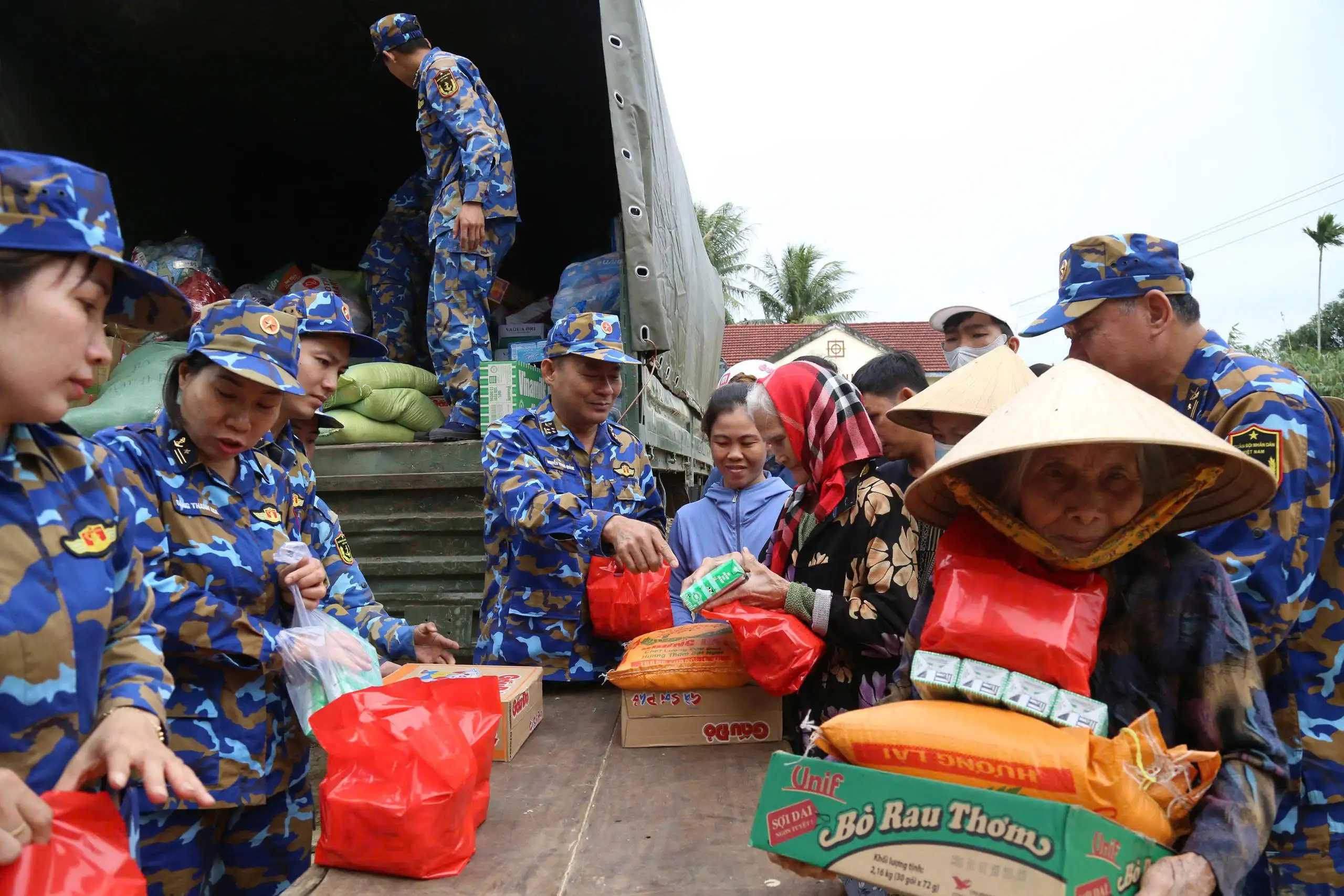 Cán bộ, Chiến sỹ Phòng Hậu cần – Kỹ thuật Vùng 4 tiếp tục sát cánh cùng nhân dân xã Diên Điền phường Tây Nha Trang vượt qua khó khăn sau lũ