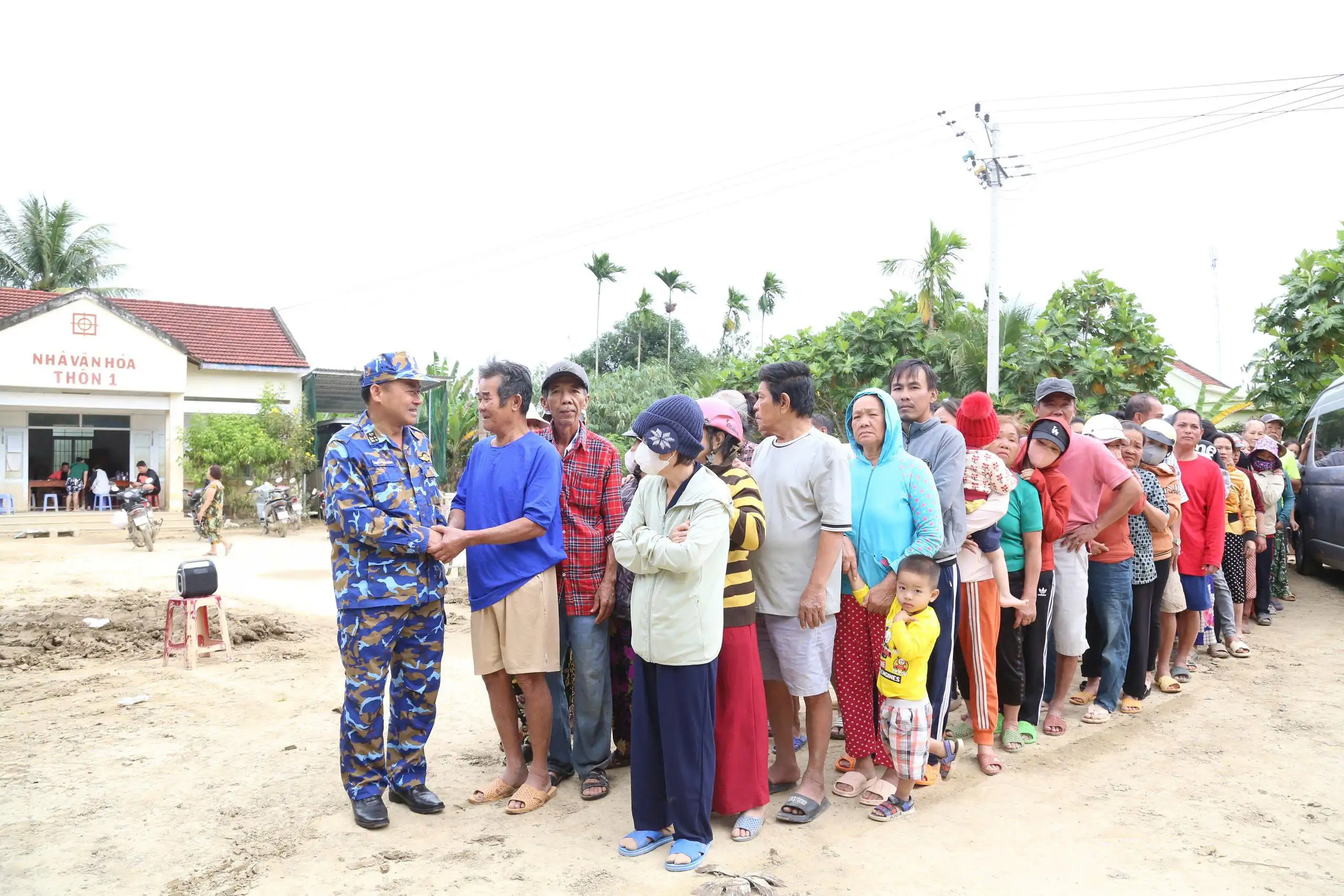 Cán bộ, Chiến sỹ Phòng Hậu cần – Kỹ thuật Vùng 4 tiếp tục sát cánh cùng nhân dân xã Diên Điền phường Tây Nha Trang vượt qua khó khăn sau lũ