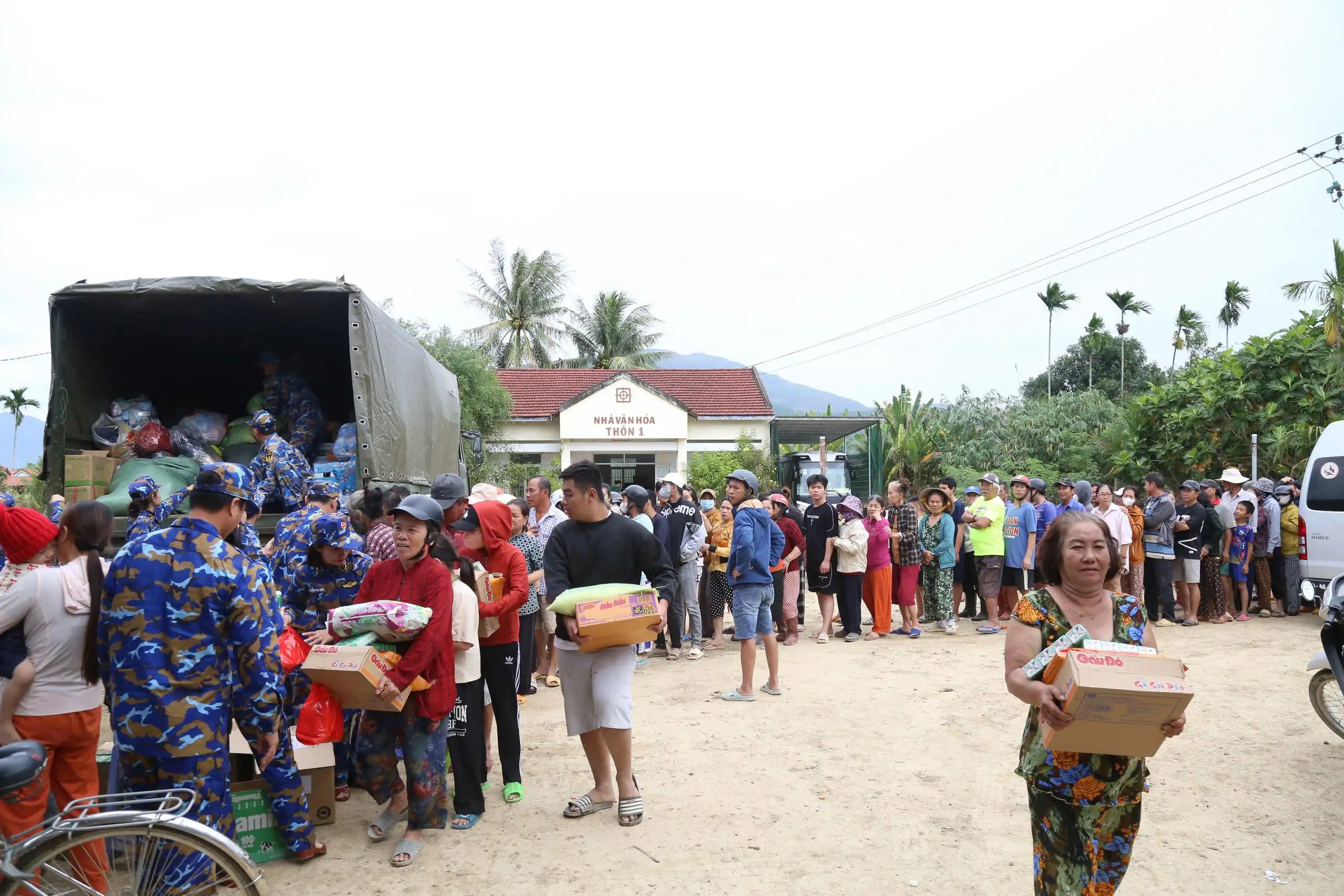 Cán bộ, Chiến sỹ Phòng Hậu cần – Kỹ thuật Vùng 4 tiếp tục sát cánh cùng nhân dân xã Diên Điền phường Tây Nha Trang vượt qua khó khăn sau lũ
