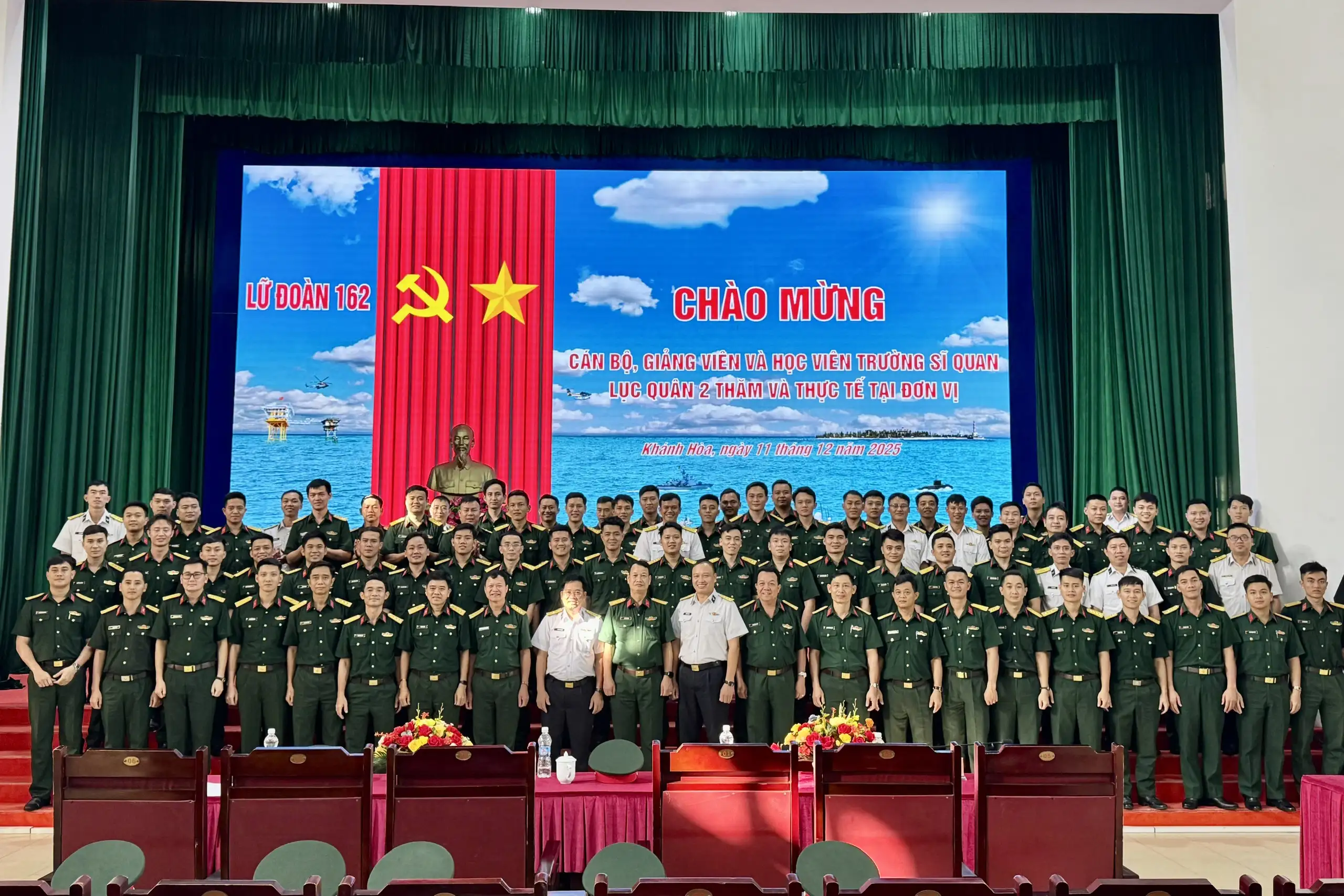 Gần 100 cán bộ, giảng viên, học viên Trường sĩ quan Lục quân 2 nghiên cứu thực tế tại Lữ đoàn tàu mặt nước chiến đấu hiện đại.