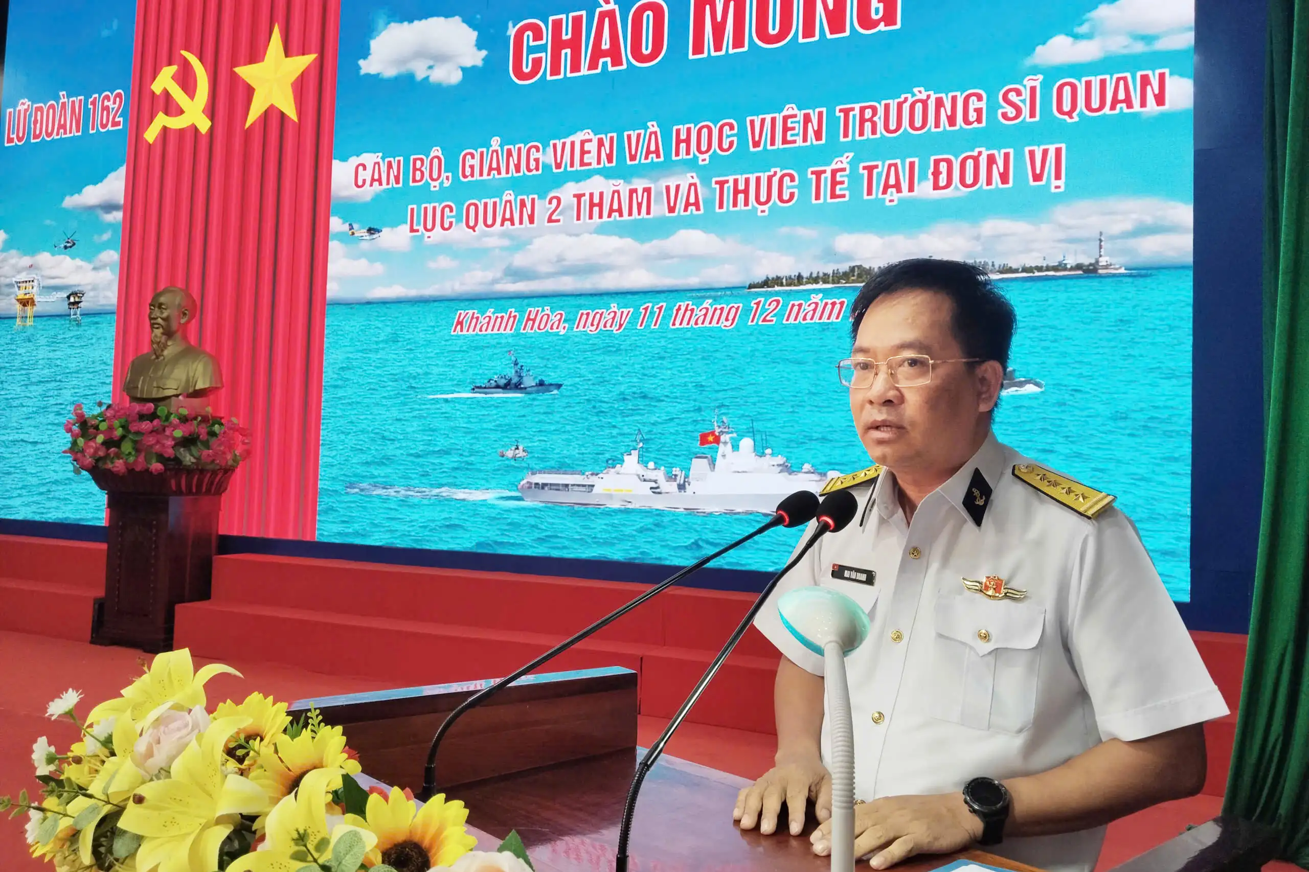 Gần 100 cán bộ, giảng viên, học viên Trường sĩ quan Lục quân 2 nghiên cứu thực tế tại Lữ đoàn tàu mặt nước chiến đấu hiện đại.