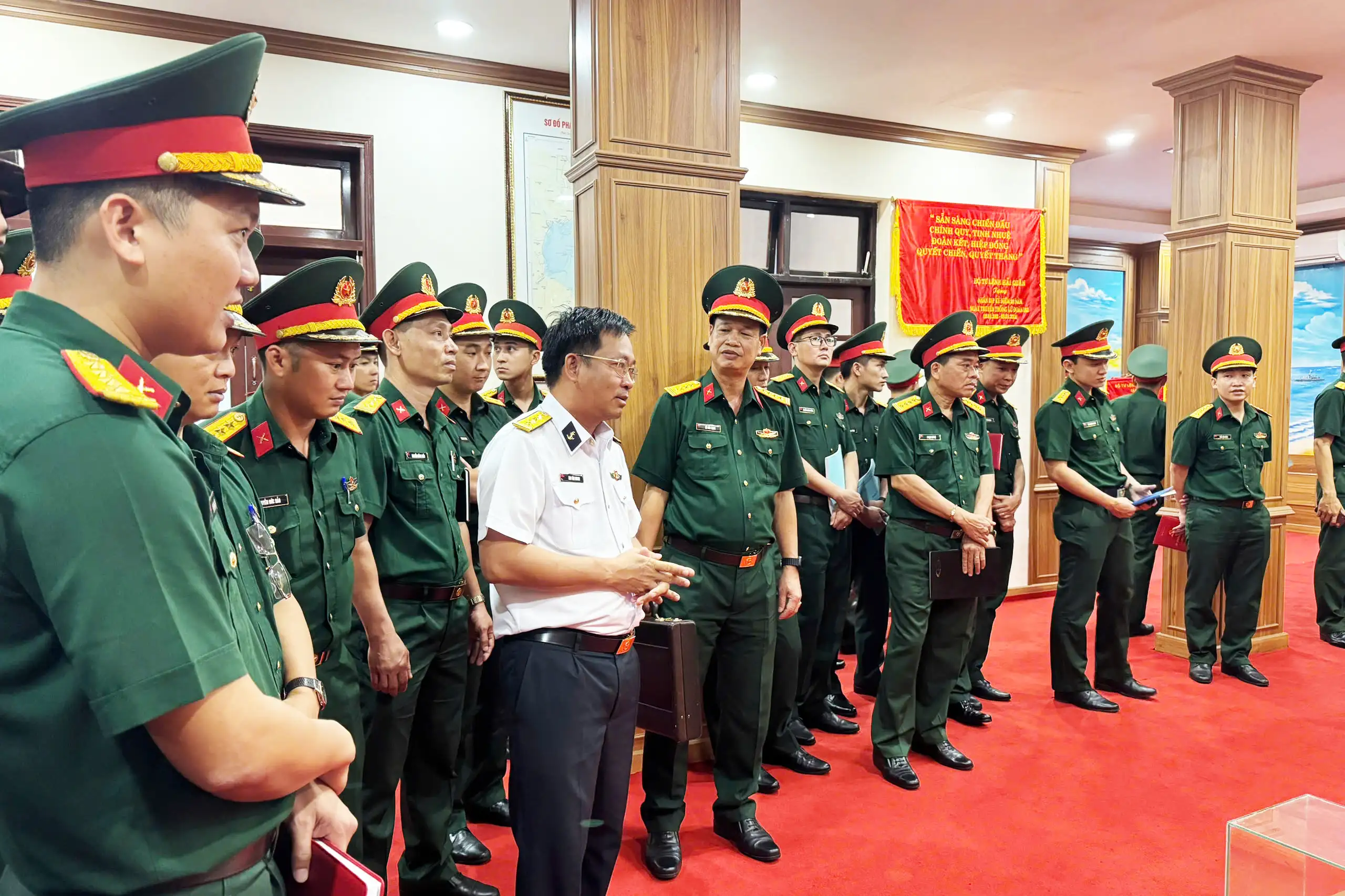 Gần 100 cán bộ, giảng viên, học viên Trường sĩ quan Lục quân 2 nghiên cứu thực tế tại Lữ đoàn tàu mặt nước chiến đấu hiện đại.