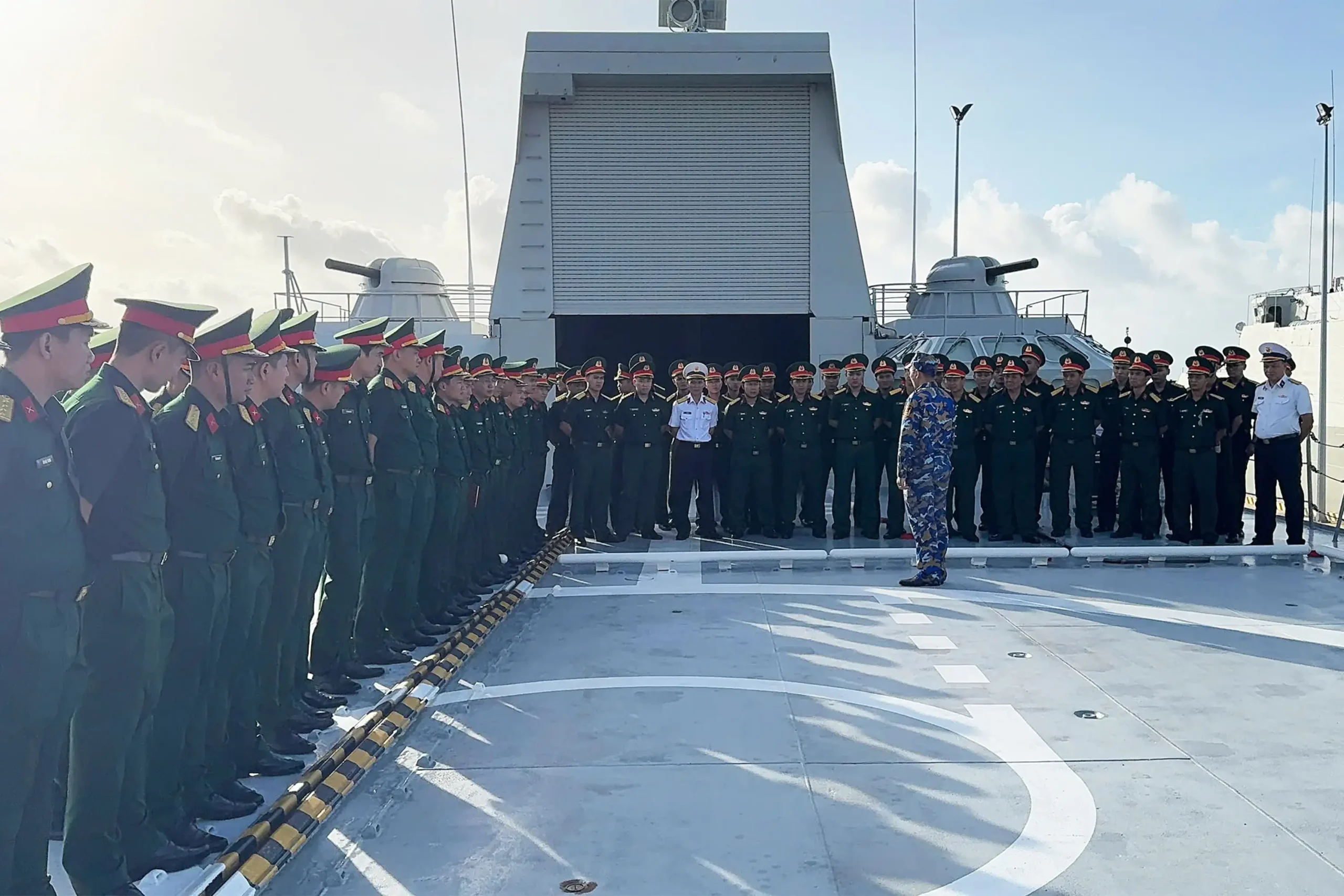 Gần 100 cán bộ, giảng viên, học viên Trường sĩ quan Lục quân 2 nghiên cứu thực tế tại Lữ đoàn tàu mặt nước chiến đấu hiện đại.