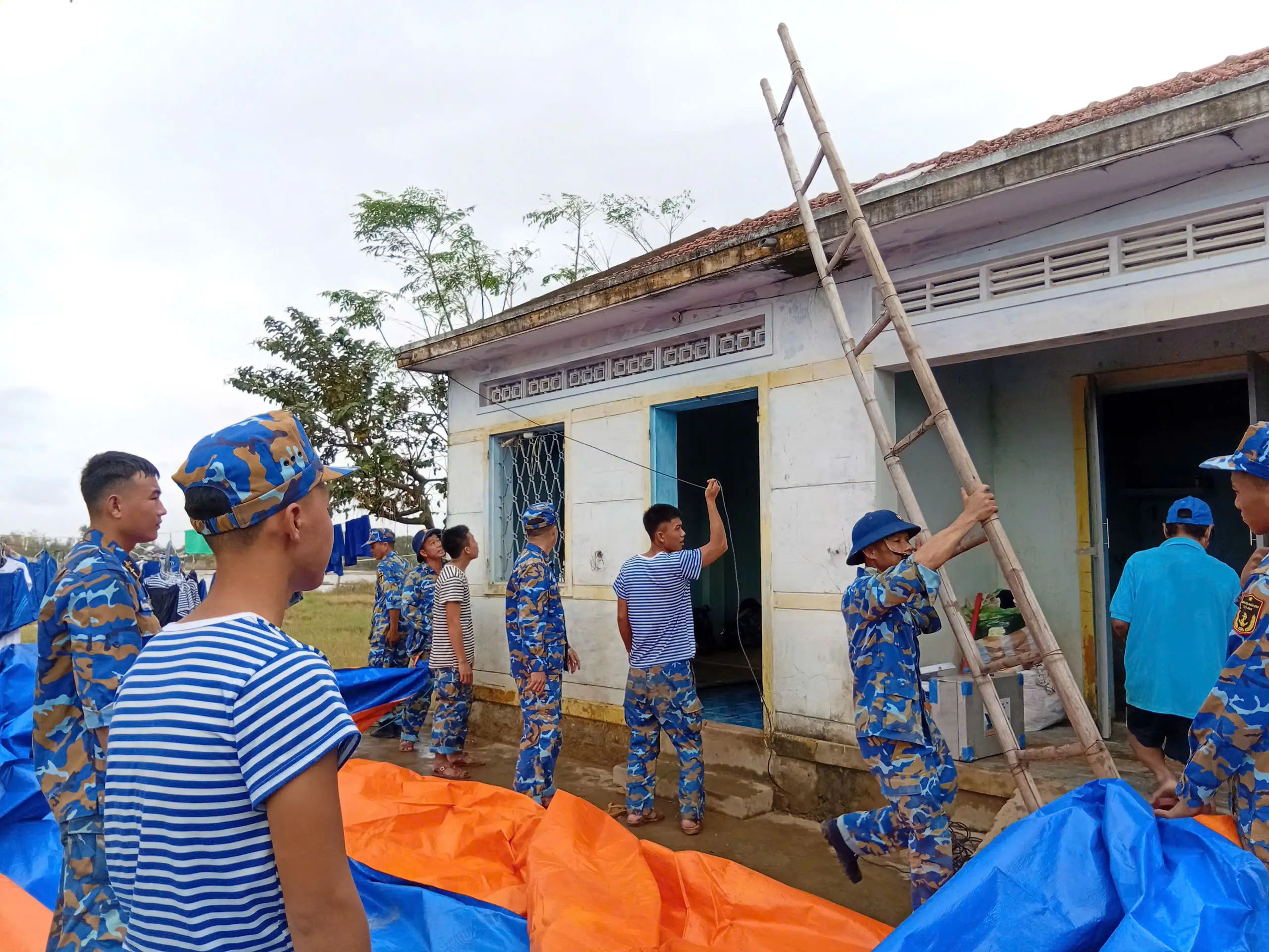 Tổ công tác số 5 Vùng 4 Hải quân thực hiện “Chiến dịch Quang Trung” tại tỉnh Đắk Lắk
