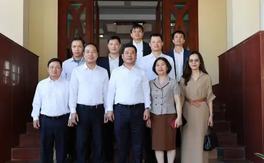 Bộ trưởng Nguyễn Hồng Diên làm việc với Thương vụ Việt Nam tại Lào