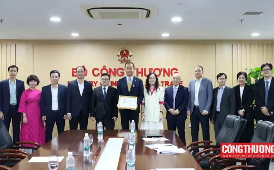 Bộ Công Thương tặng Kỷ niệm chương cho Tổng giám đốc Công ty Ô tô Toyota Việt Nam