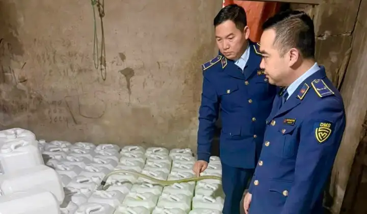 Thu giữ 880 lít rượu hương cốm không rõ nguồn gốc tại Lào Cai