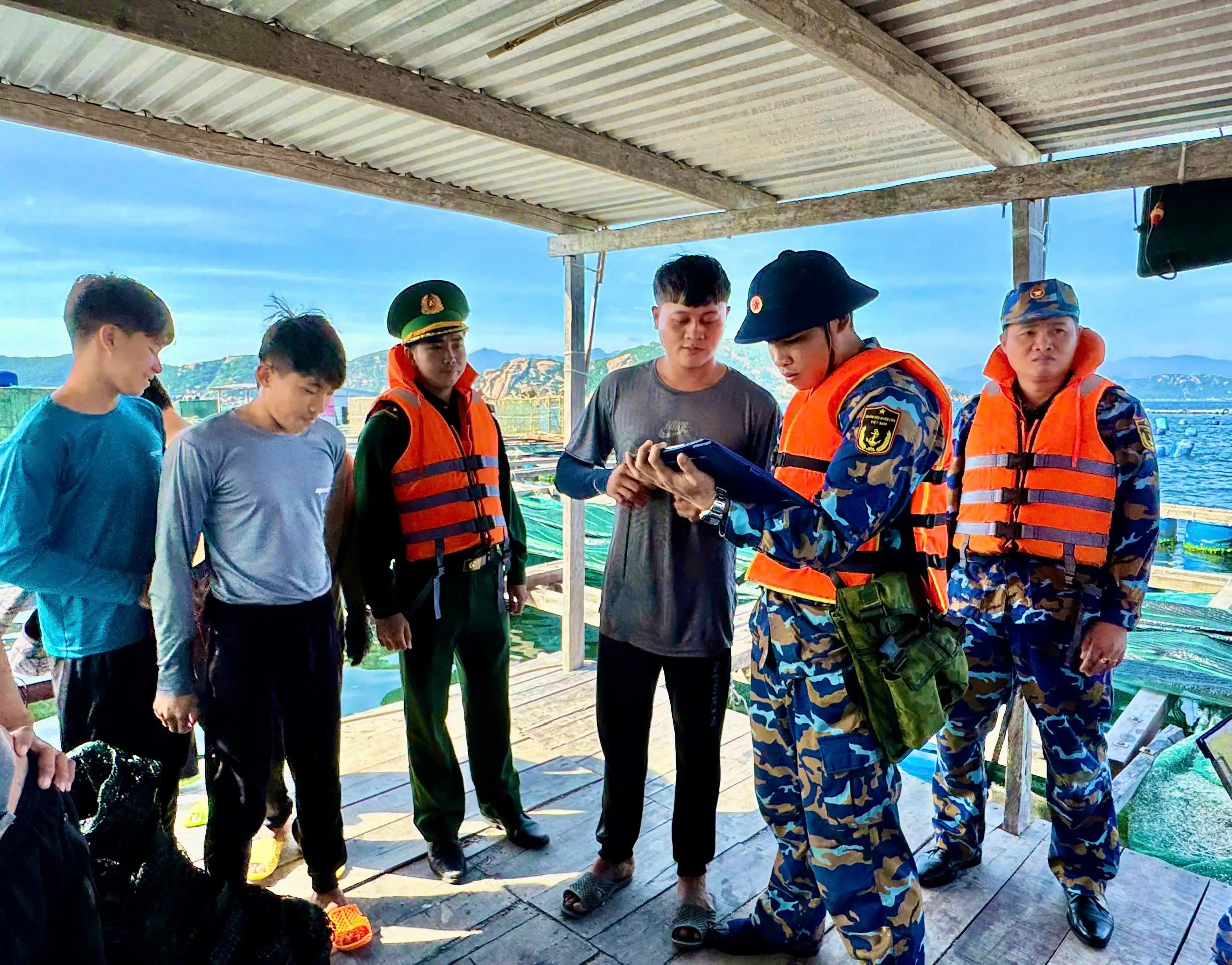 Vùng 4 Hải quân và các lực lượng liên ngành tuần tra, kiểm soát vùng nước cấm Căn cứ quân sự Cam Ranh