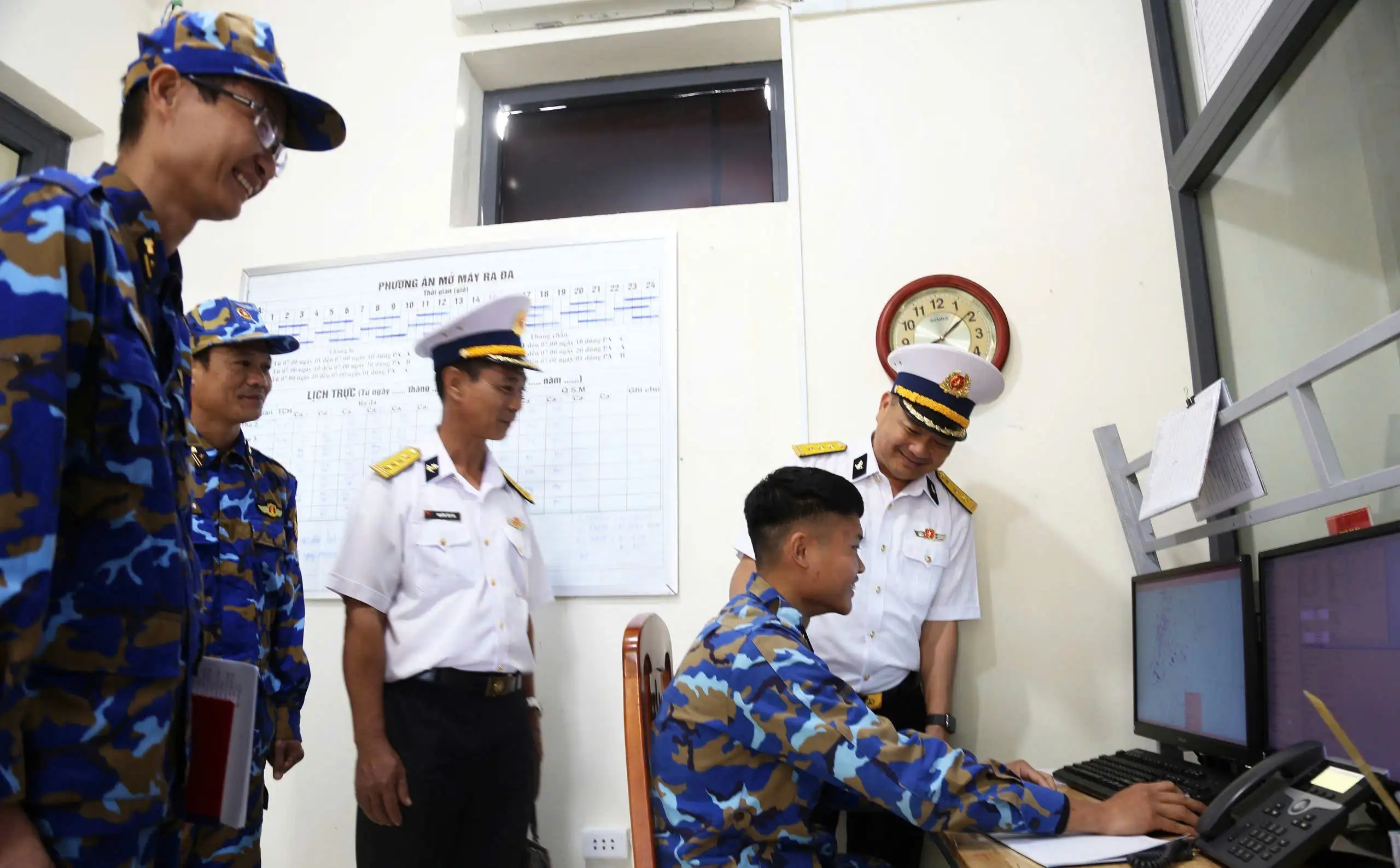 Chính ủy Vùng 4 Hải quân thăm, động viên và kiểm tra công tác sẵn sàng chiến đấu tại Trạm Rađa Hòn Tre nhân dịp Tết Nguyên đán