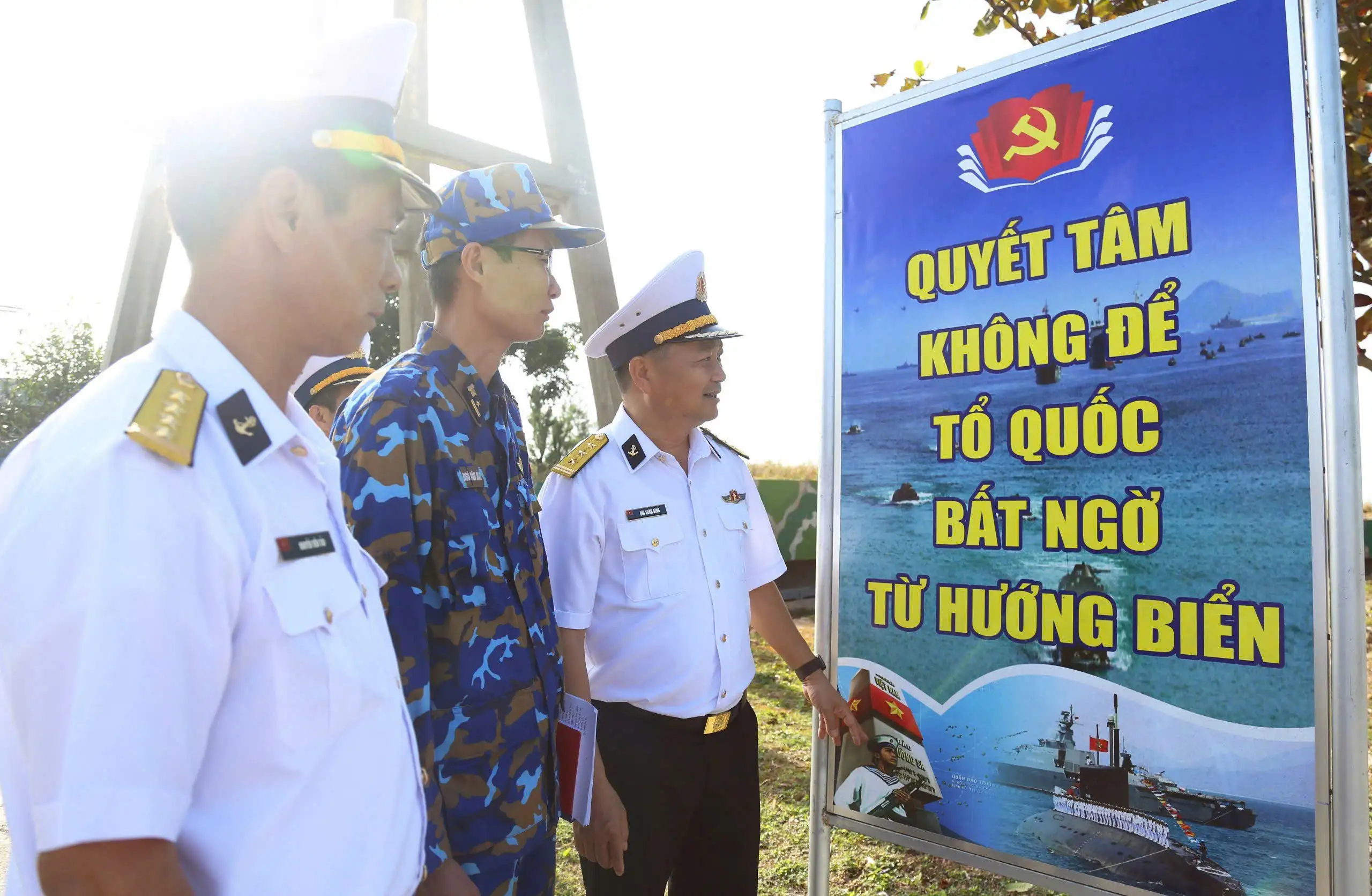 Chính ủy Vùng 4 Hải quân thăm, động viên và kiểm tra công tác sẵn sàng chiến đấu tại Trạm Rađa Hòn Tre nhân dịp Tết Nguyên đán