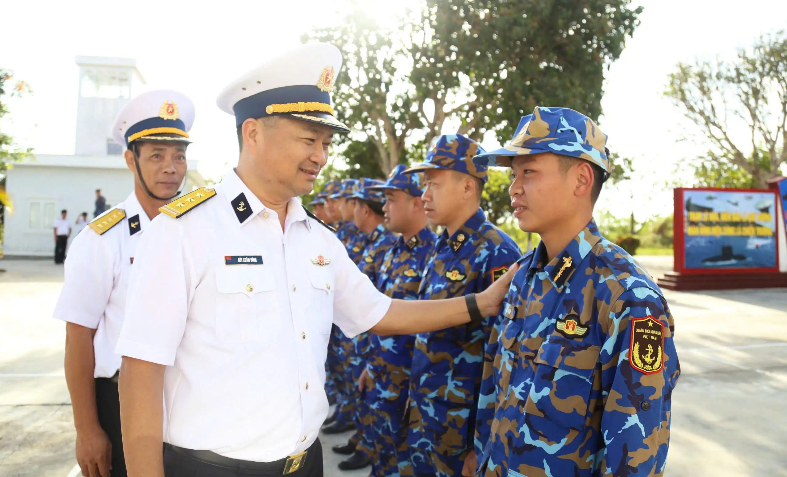 Chính ủy Vùng 4 Hải quân thăm, động viên và kiểm tra công tác sẵn sàng chiến đấu tại Trạm Rađa Hòn Tre nhân dịp Tết Nguyên đán