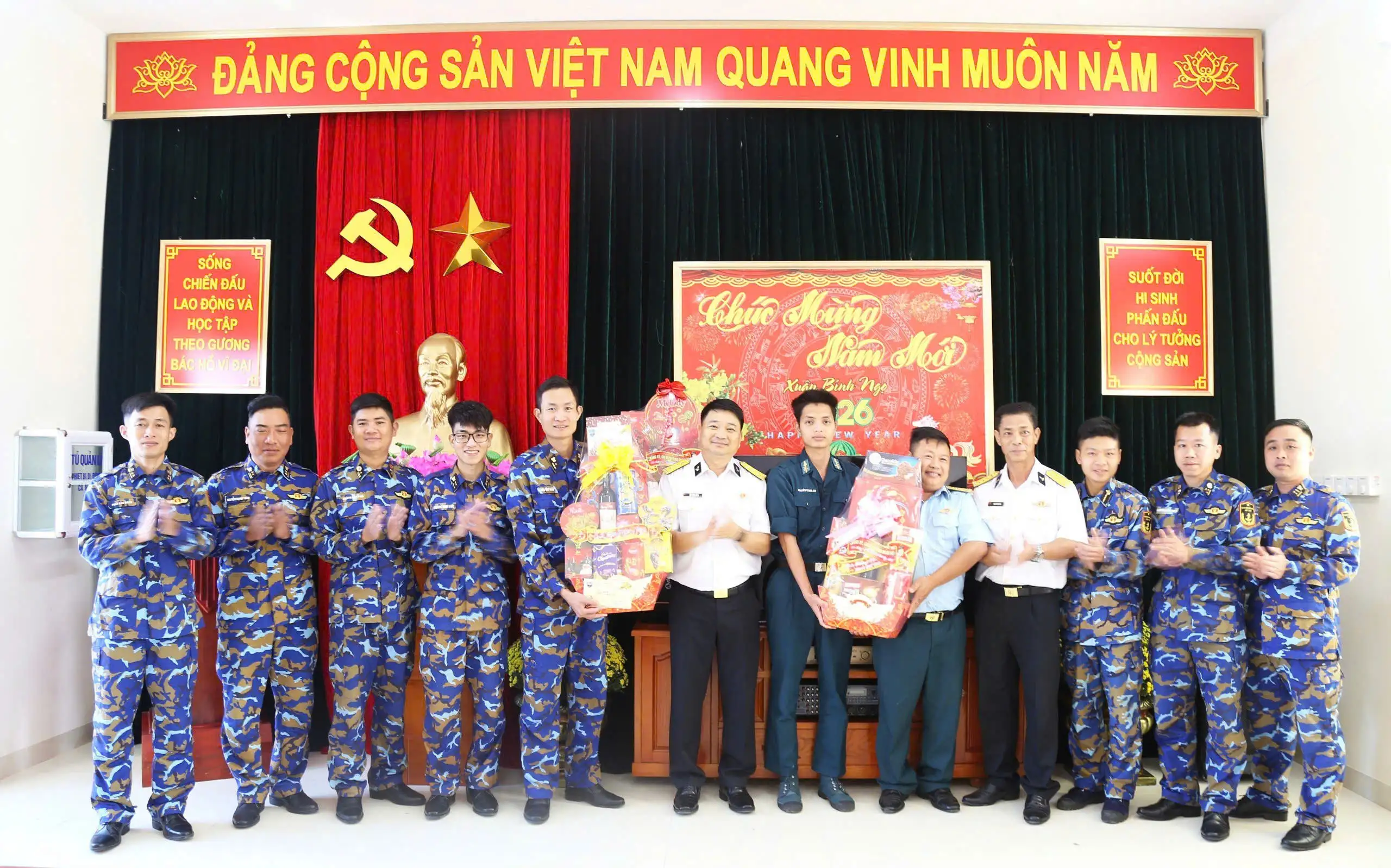 Chính ủy Vùng 4 Hải quân thăm, động viên và kiểm tra công tác sẵn sàng chiến đấu tại Trạm Rađa Hòn Tre nhân dịp Tết Nguyên đán