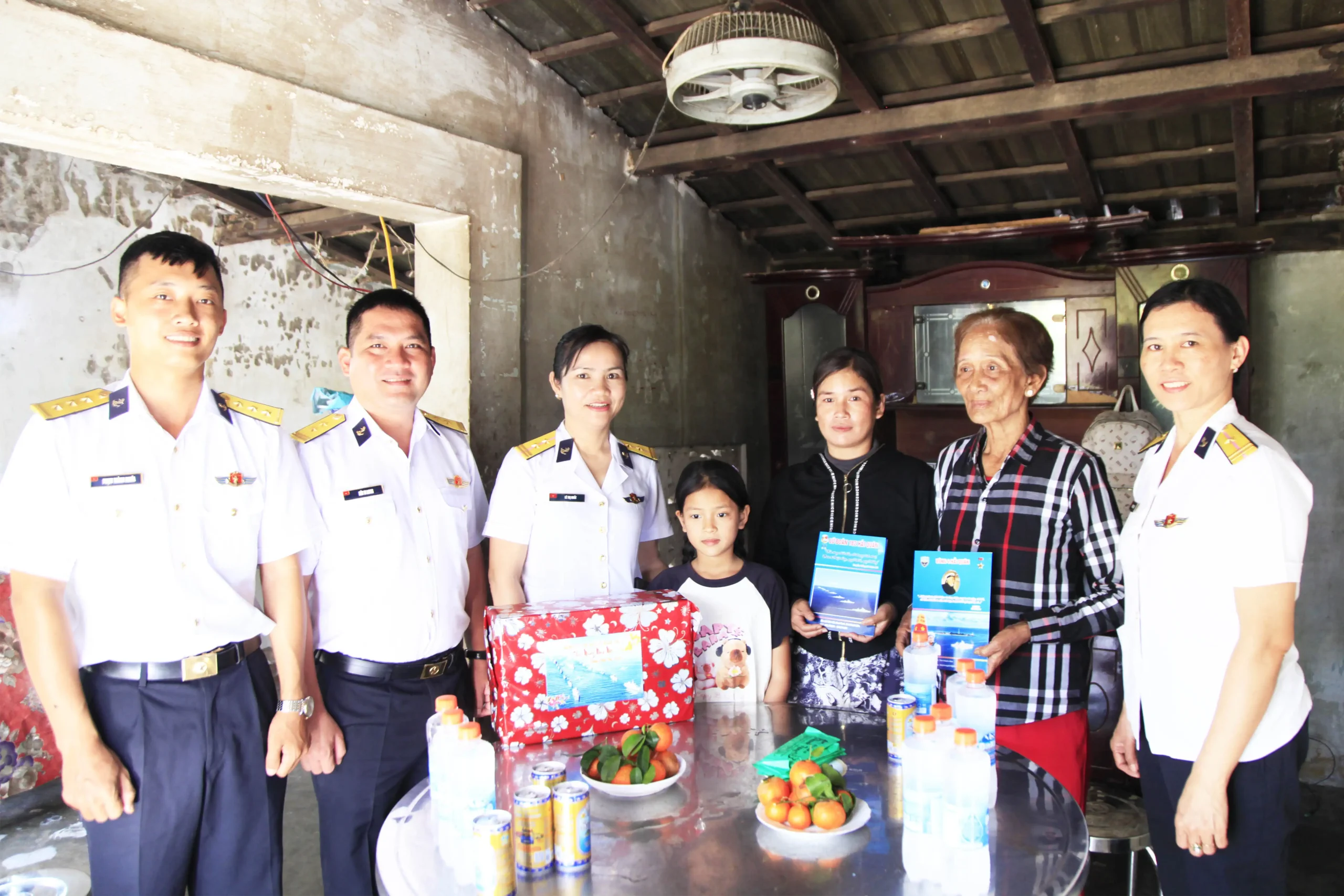 Lữ đoàn 162, thăm, tặng quà Tết con ngư dân nhận đỡ đầu.