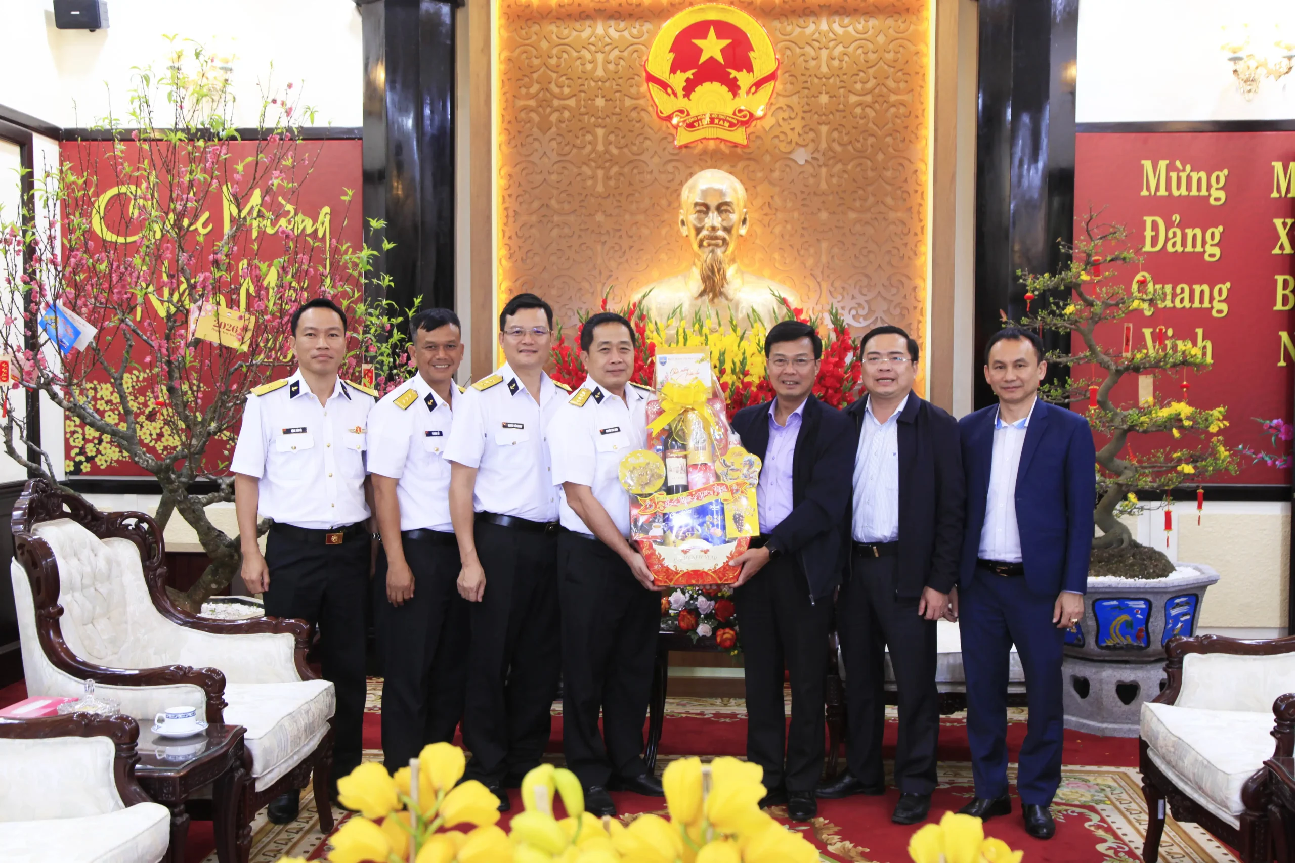 Bộ Tư lệnh Vùng 4 Hải quân thăm, chúc tết tỉnh Lâm Đồng.