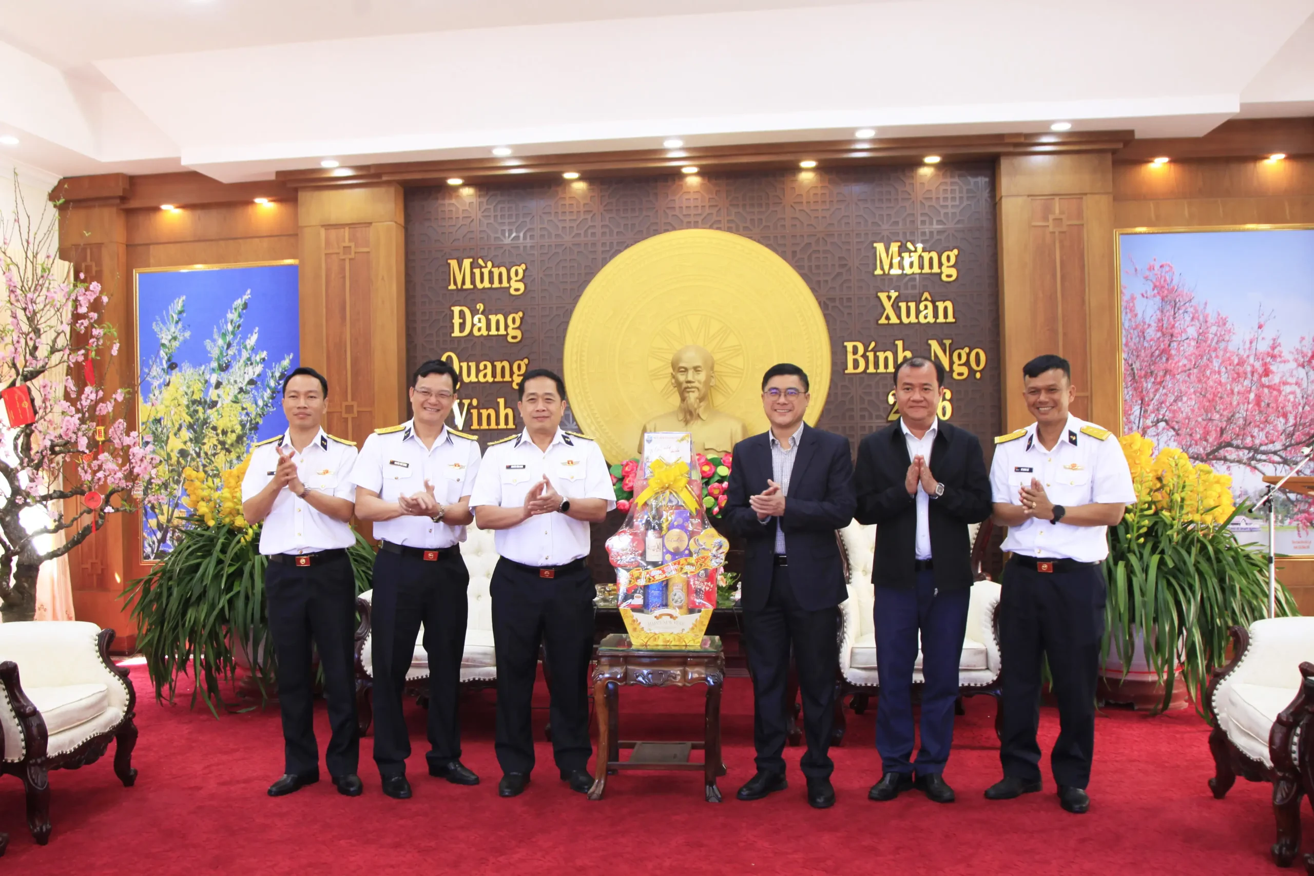 Bộ Tư lệnh Vùng 4 Hải quân thăm, chúc tết tỉnh Lâm Đồng.