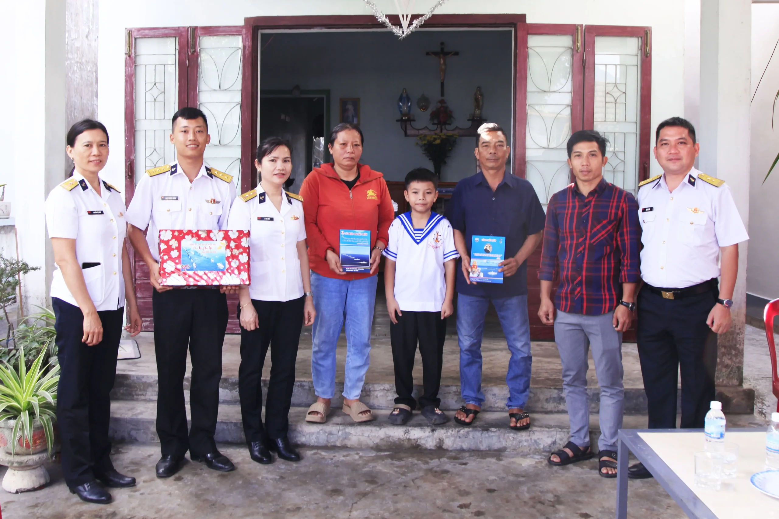 Lữ đoàn 162, thăm, tặng quà Tết con ngư dân nhận đỡ đầu.