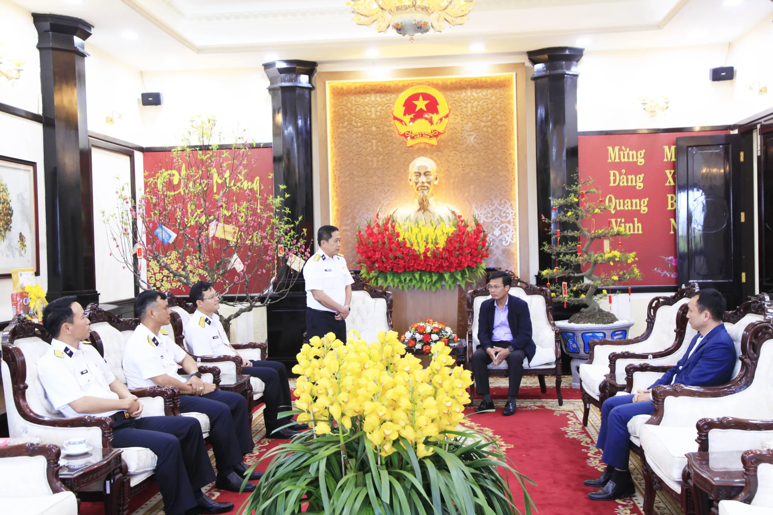 Bộ Tư lệnh Vùng 4 Hải quân thăm, chúc tết tỉnh Lâm Đồng.