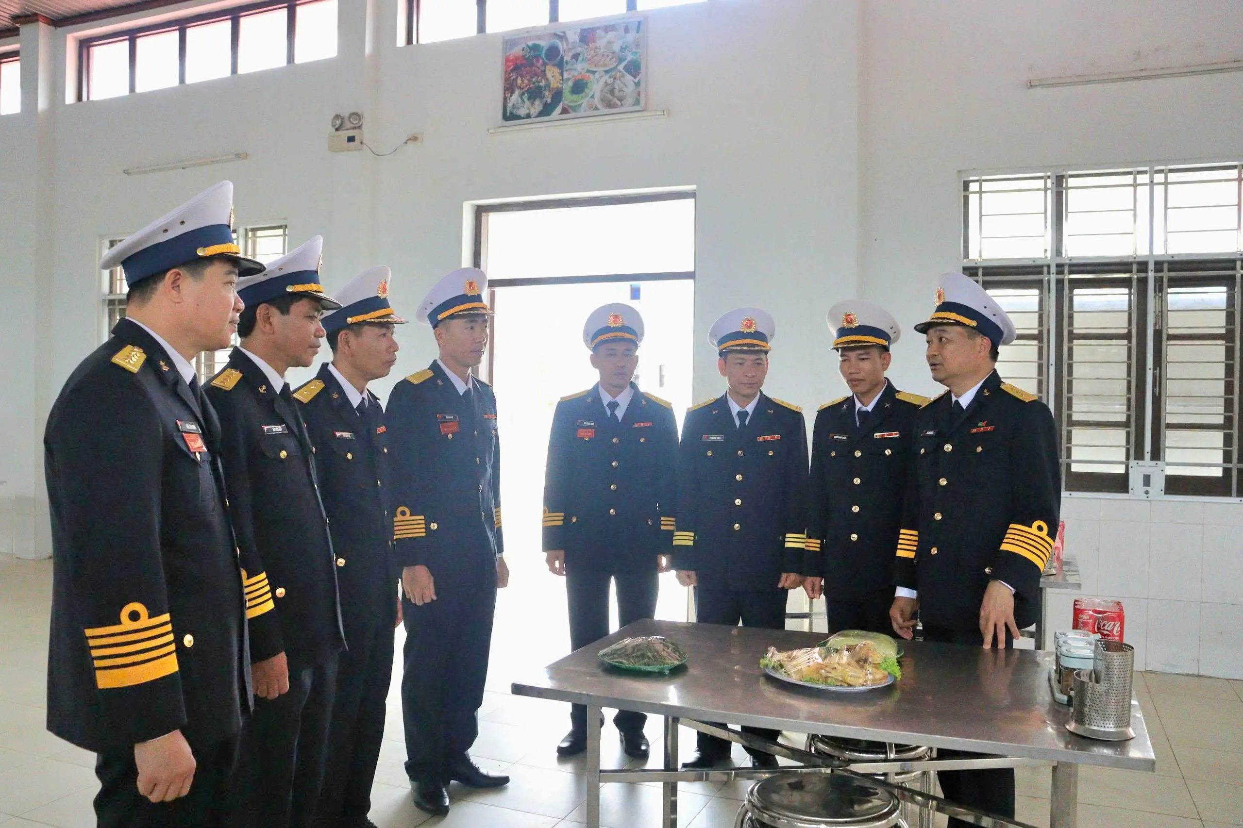 Chính ủy Vùng 4 Hải quân thăm, chúc Tết cán bộ, chiến sĩ Lữ đoàn 101