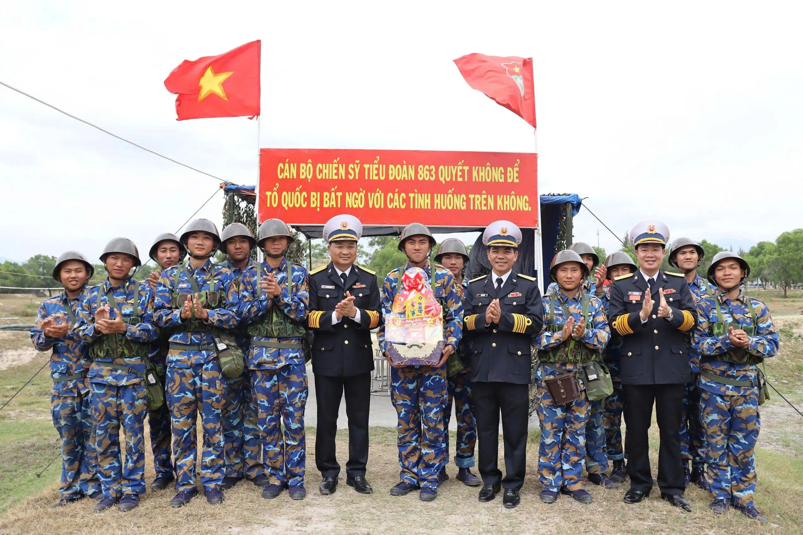 Chính ủy Vùng 4 Hải quân thăm, chúc Tết cán bộ, chiến sĩ Lữ đoàn 101