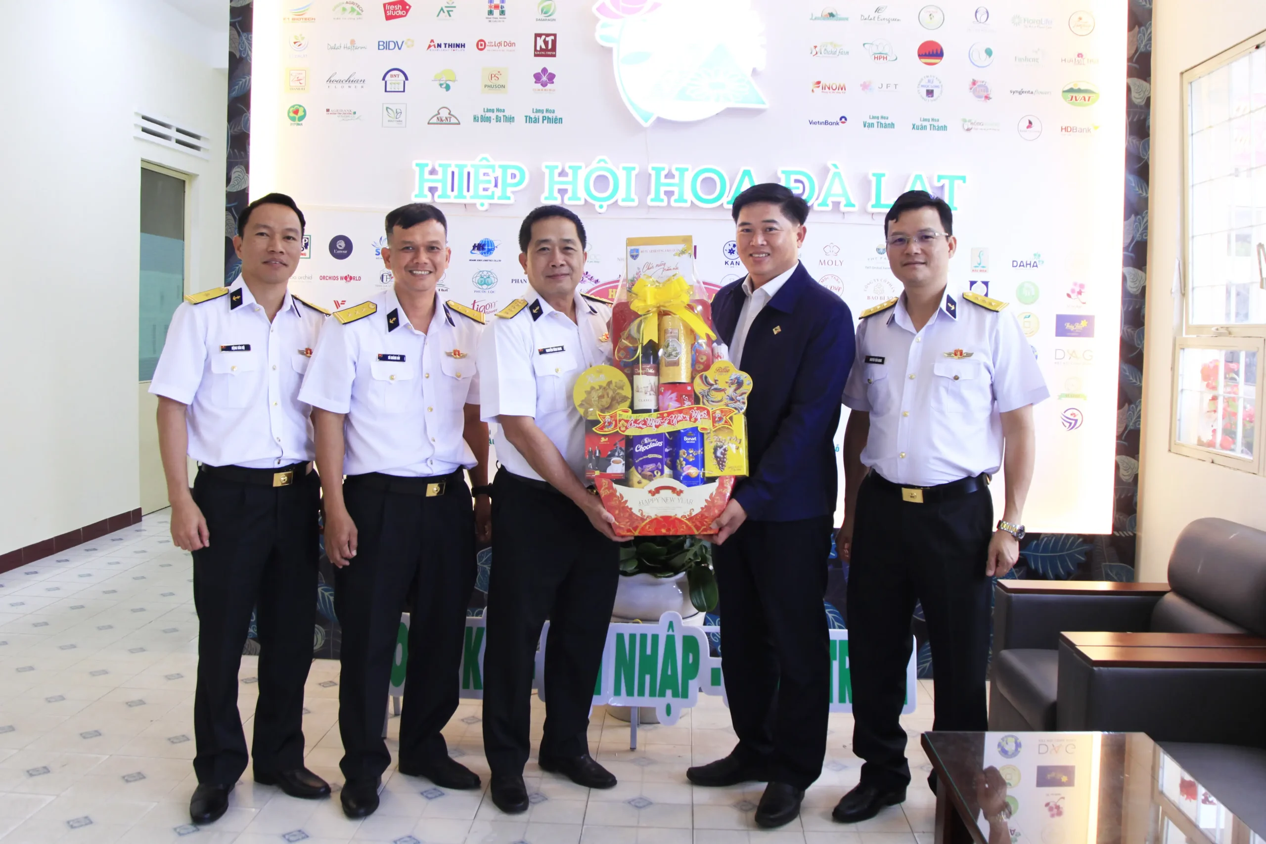 Bộ Tư lệnh Vùng 4 Hải quân thăm, chúc tết tỉnh Lâm Đồng.