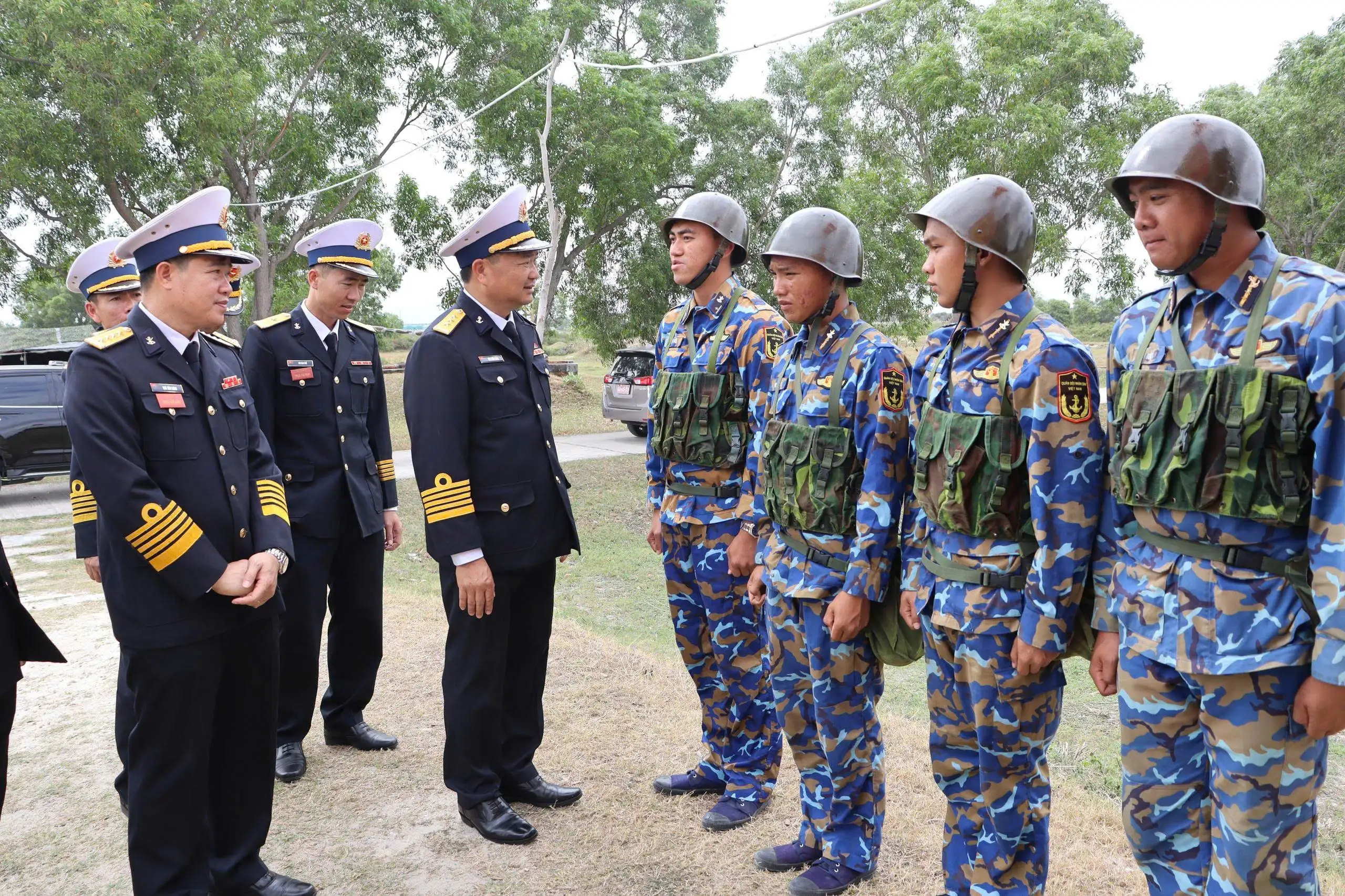 Chính ủy Vùng 4 Hải quân thăm, chúc Tết cán bộ, chiến sĩ Lữ đoàn 101