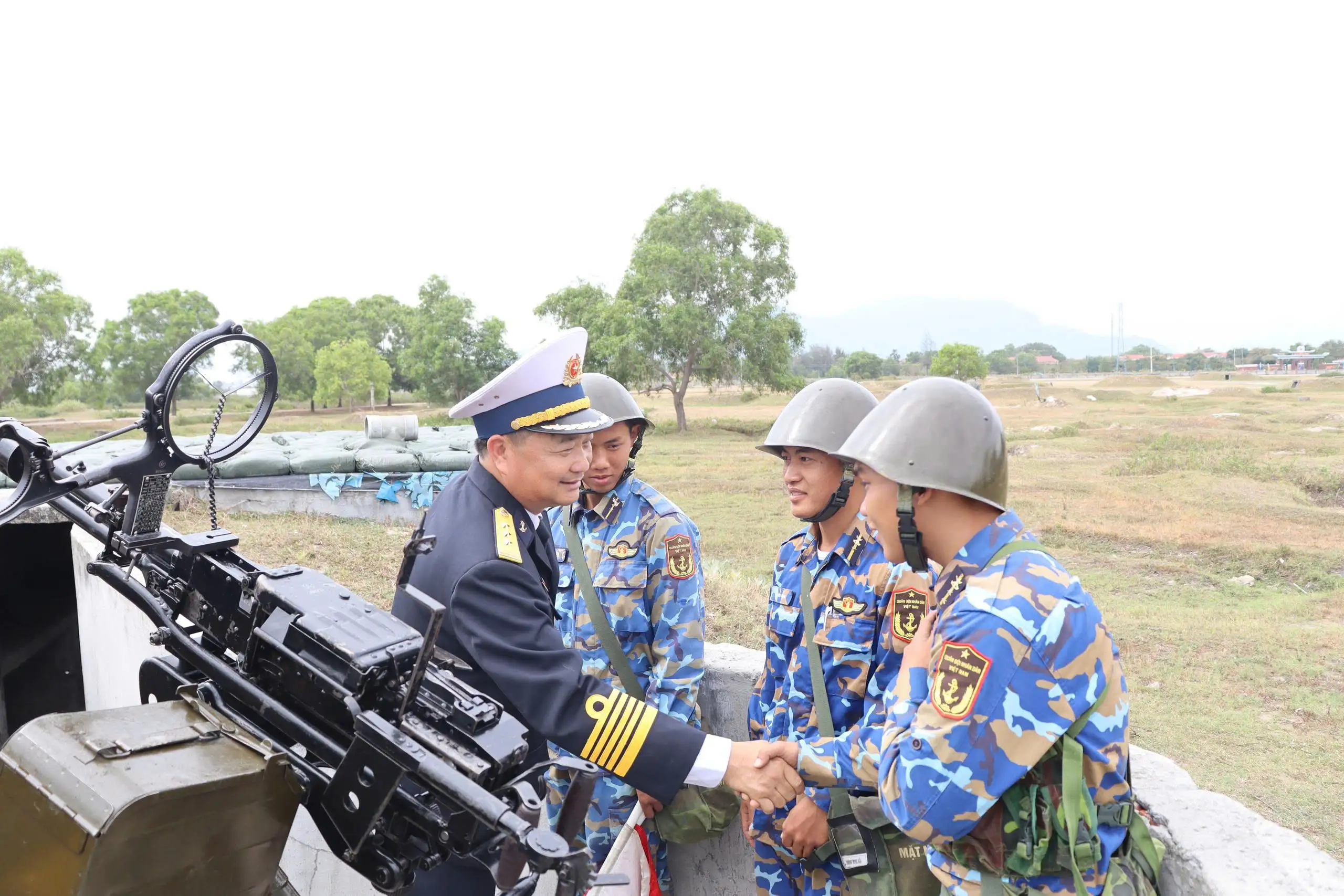 Chính ủy Vùng 4 Hải quân thăm, chúc Tết cán bộ, chiến sĩ Lữ đoàn 101