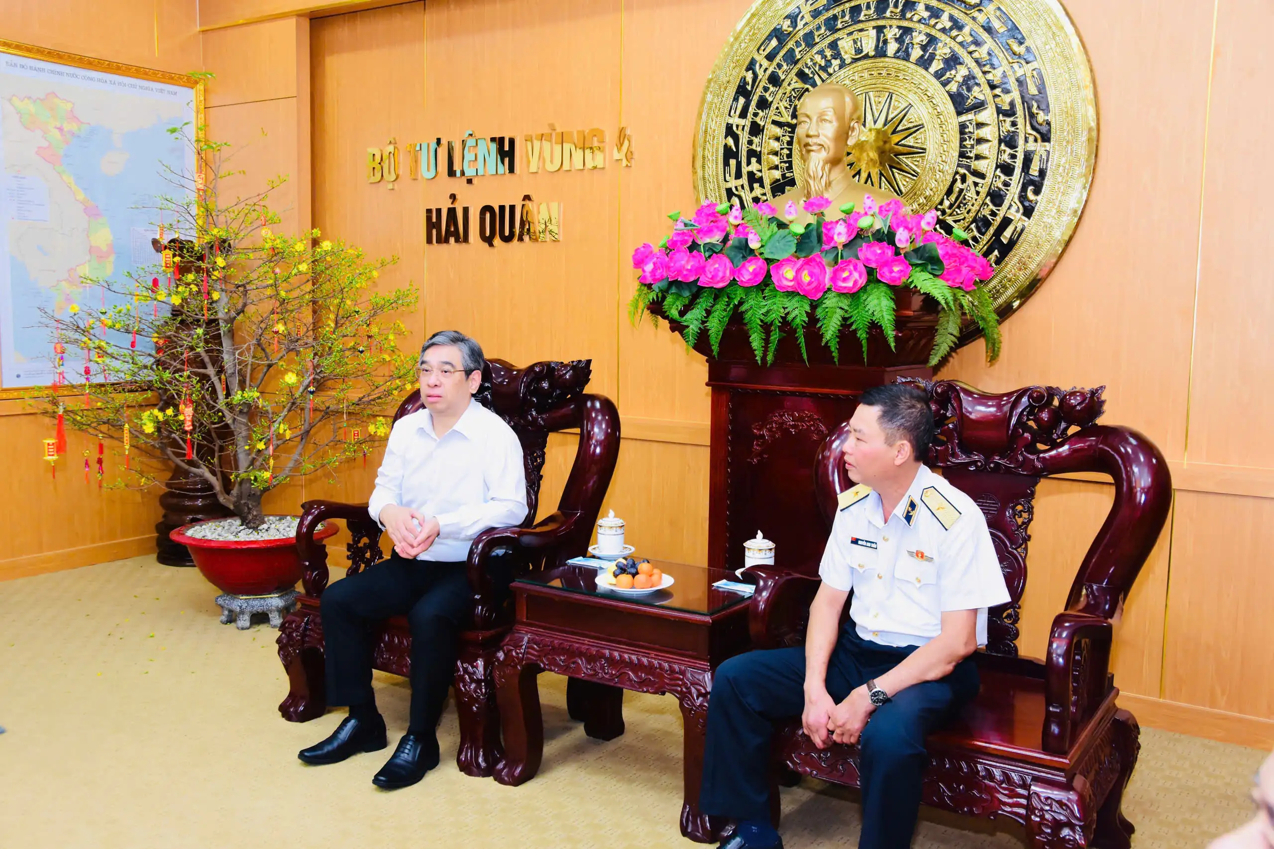 Vùng 4 Hải quân tiếp đoàn công tác của Thành ủy, HĐND, UBND TP. HCM