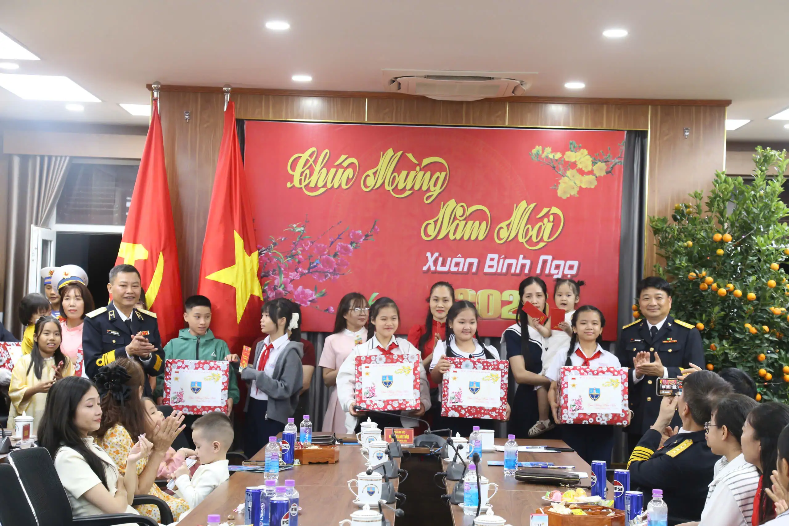 Bộ Tư lệnh Vùng 4 Hải quân tổ chức chúc Tết trực tuyến đến các đảo thuộc Quần đảo Trường Sa