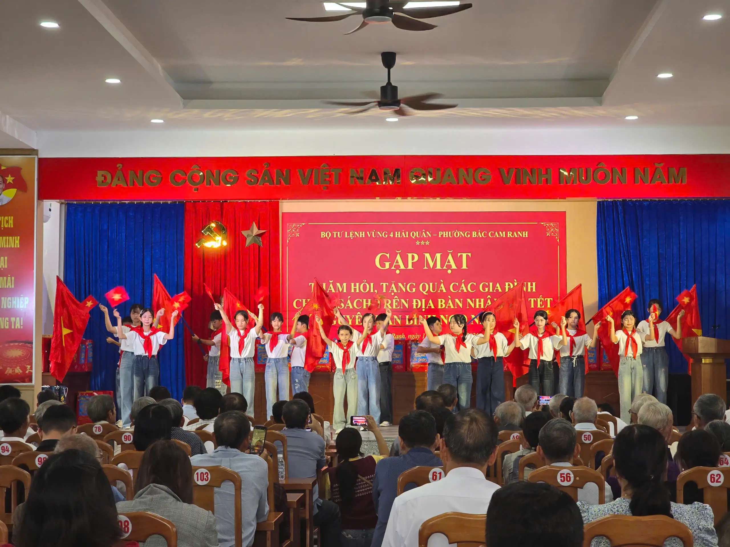 Vùng 4 Hải quân sôi nổi hoạt động thăm, tặng quà đối tượng chính sách nhân dịp Tết Nguyên đán Bính Ngọ 2026