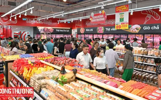Thị trường ngày mùng 2 Tết Bính Ngọ 2026: Nhu cầu mua sắm thực phẩm tươi sống tăng trở lại